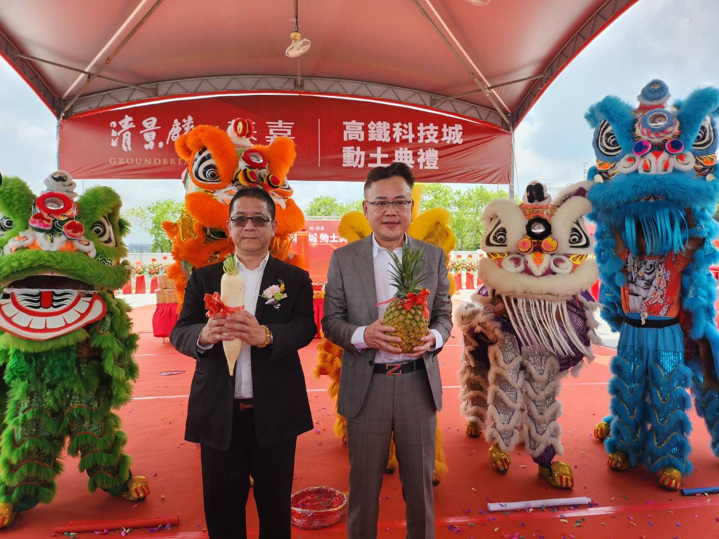 清景麟建築團隊與泰嘉開發合作推出的「高鐵科技城」於8月1日舉動土大典。右為清景麟建築團隊董事長林聰麟、左為泰嘉開發董事長呂金發。