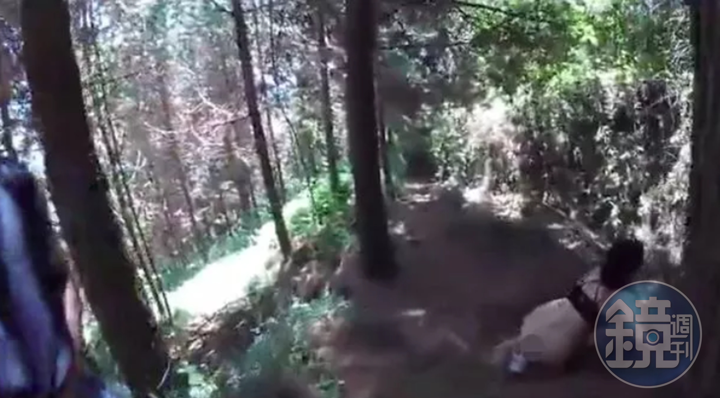情侶立刻讓路給自行車手通過。(翻自《每日星報》)