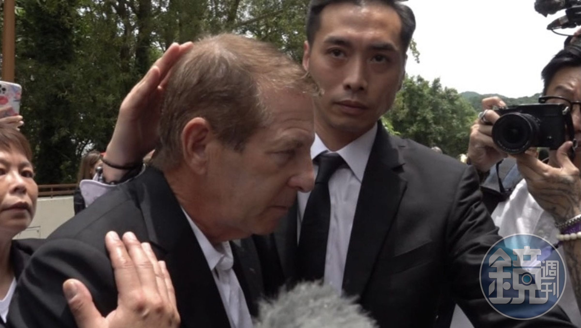 Bruce不發一語低頭站在原地約30秒。（星島日報提供）