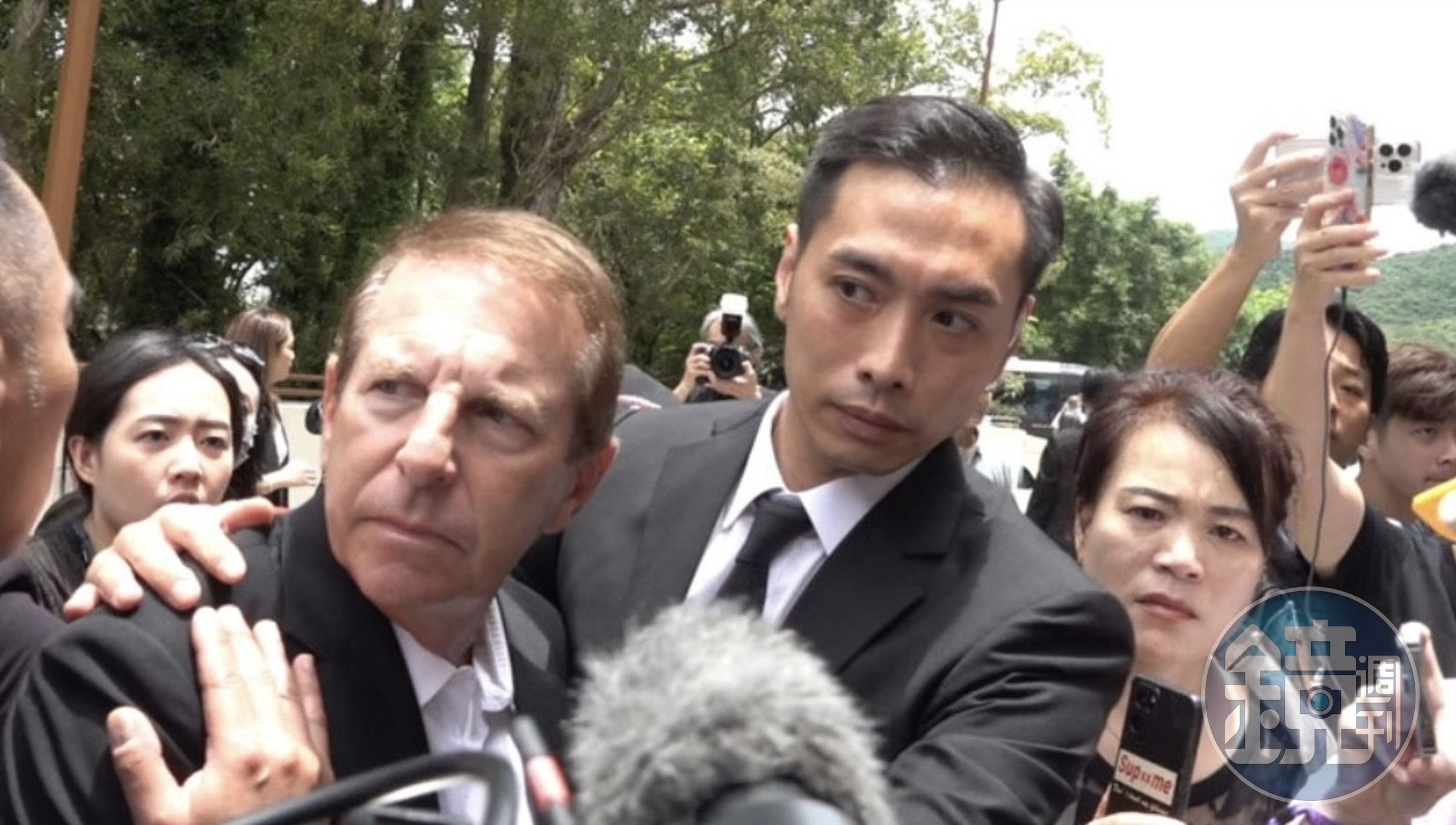 Bruce 遭現場粉絲包圍險遭圍毆。（星島日報提供）