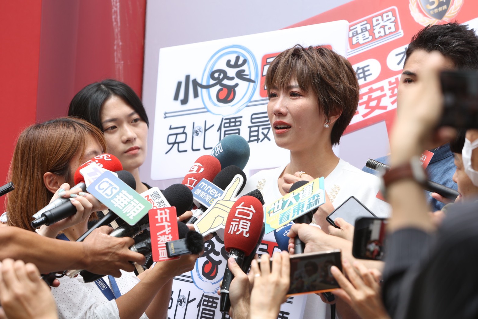 大牙到台中引來許多媒體追訪。(小蔡電器提供)