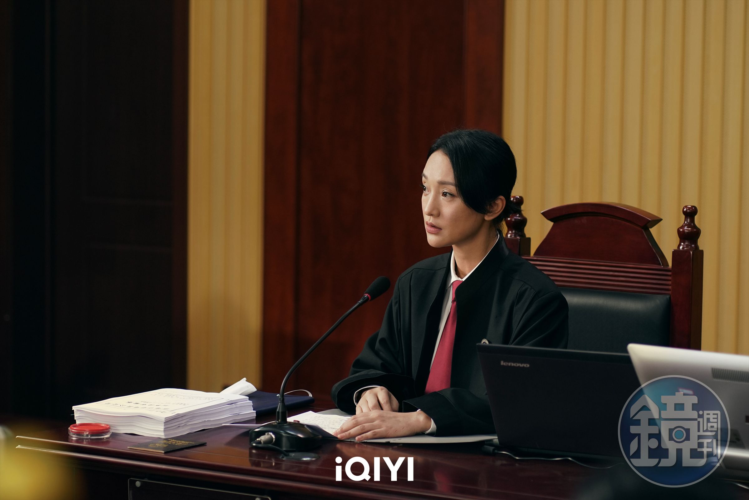 周迅飾演律師,一場長達6分鐘法庭戲不需要提詞機就演完了,連法律顧問都看傻。(愛奇藝國際站提供)