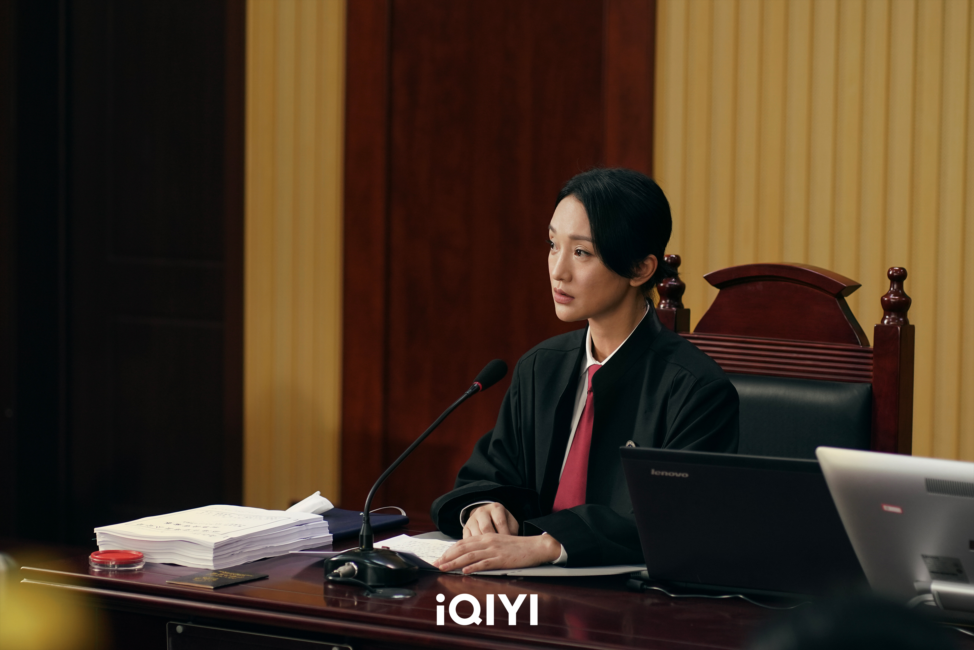 周迅飾演律師，一場長達6分鐘法庭戲不需要提詞機就演完了，連法律顧問都看傻。（愛奇藝國際站提供）