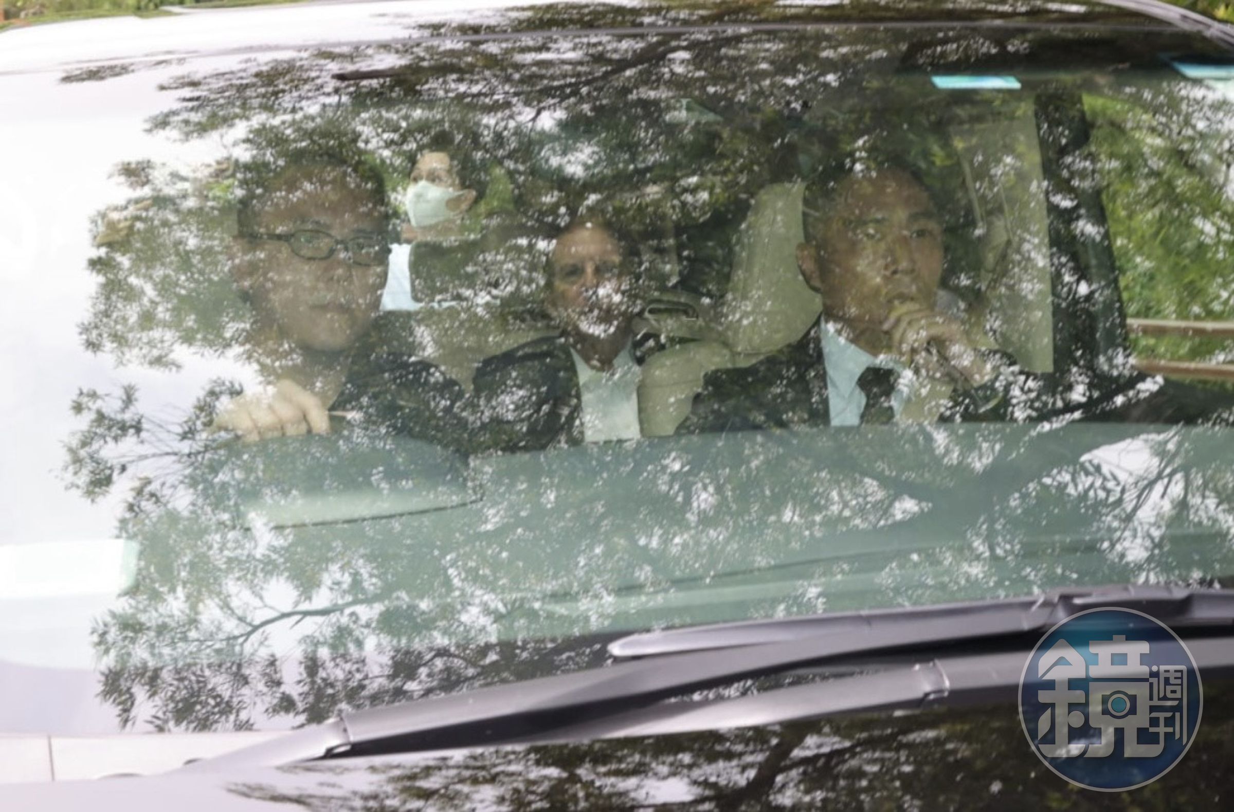 李玟老公Bruce搭車直接前往火葬場送最後一程。（圖／星島日報提供）