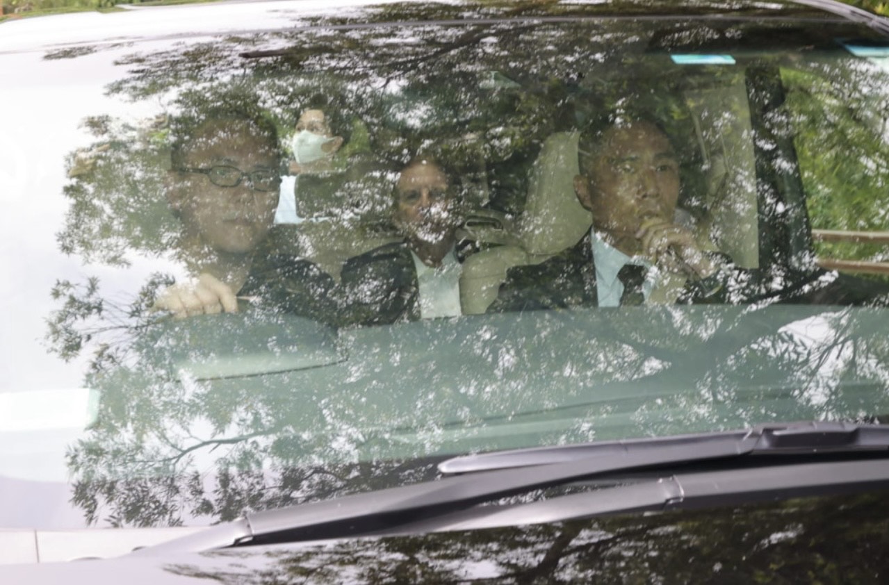 李玟老公Bruce搭車直接前往火葬場送最後一程。（圖／星島日報提供）