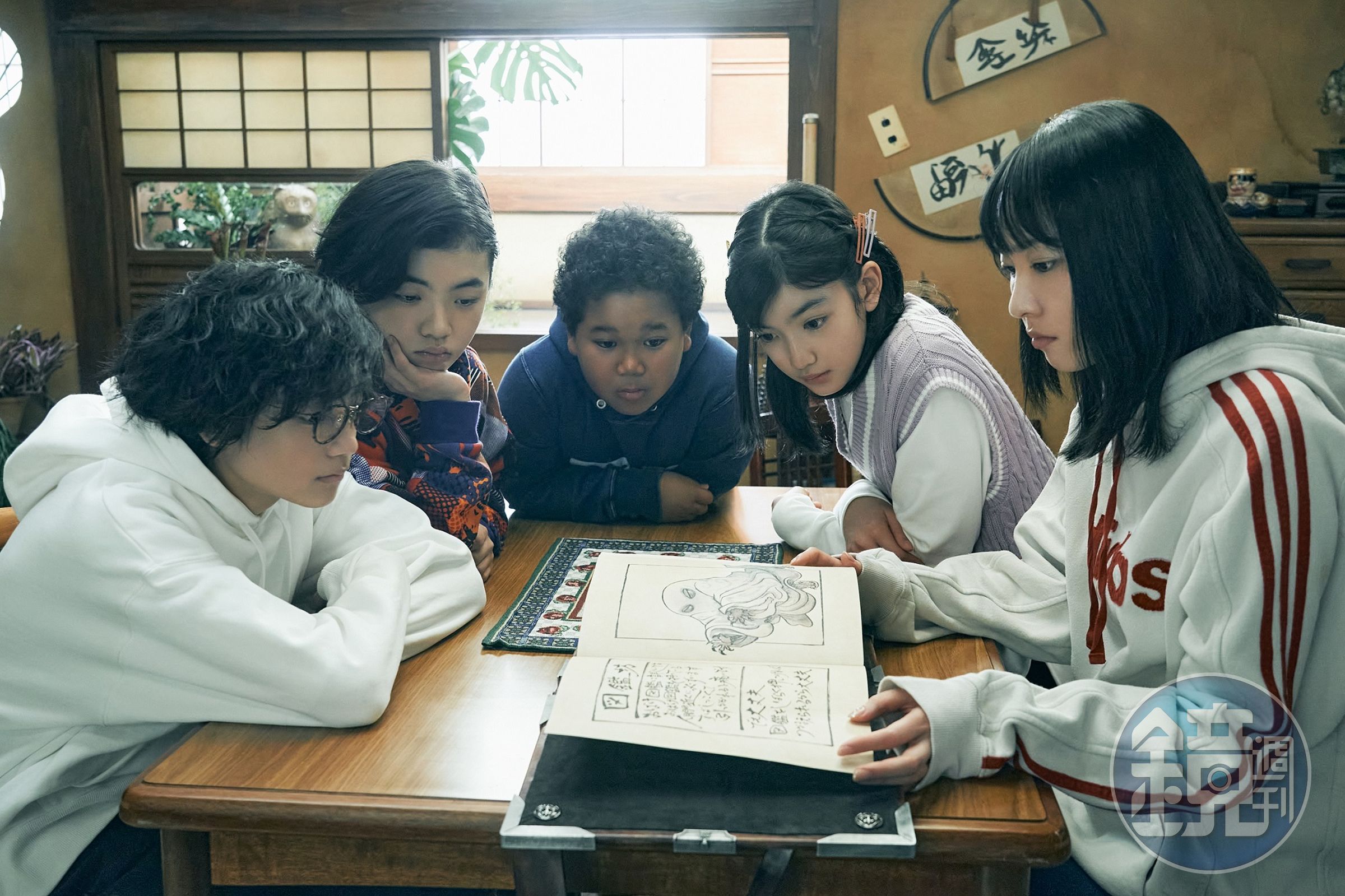 新垣結衣(右1)在《GHOST BOOK 妖怪圖鑑》飾演學校老師。(車庫娛樂提供)