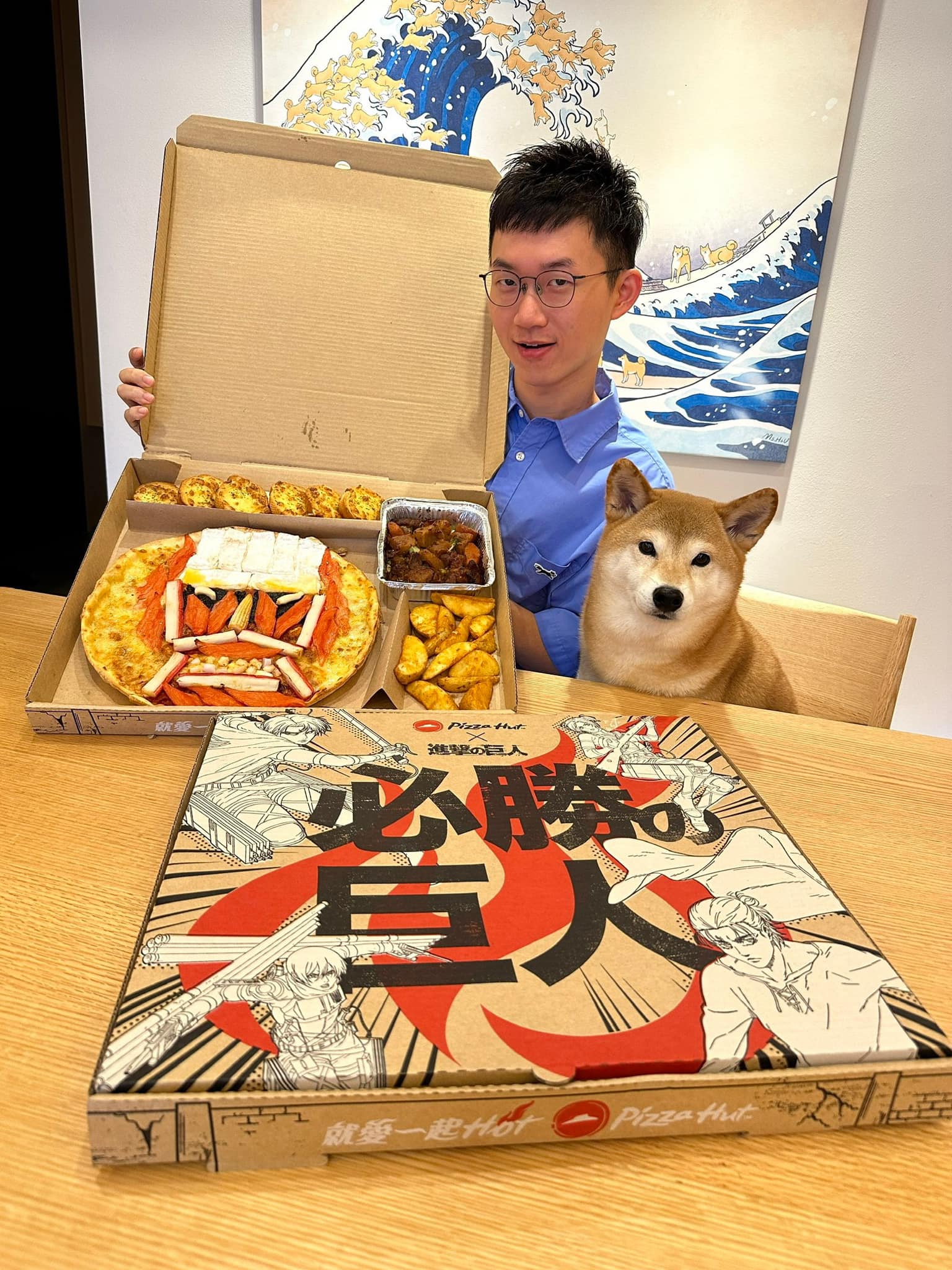 視網膜開箱必勝客與《進擊的巨人》合作的「巨人臉披薩」。（翻攝自視網膜 Retina臉書）