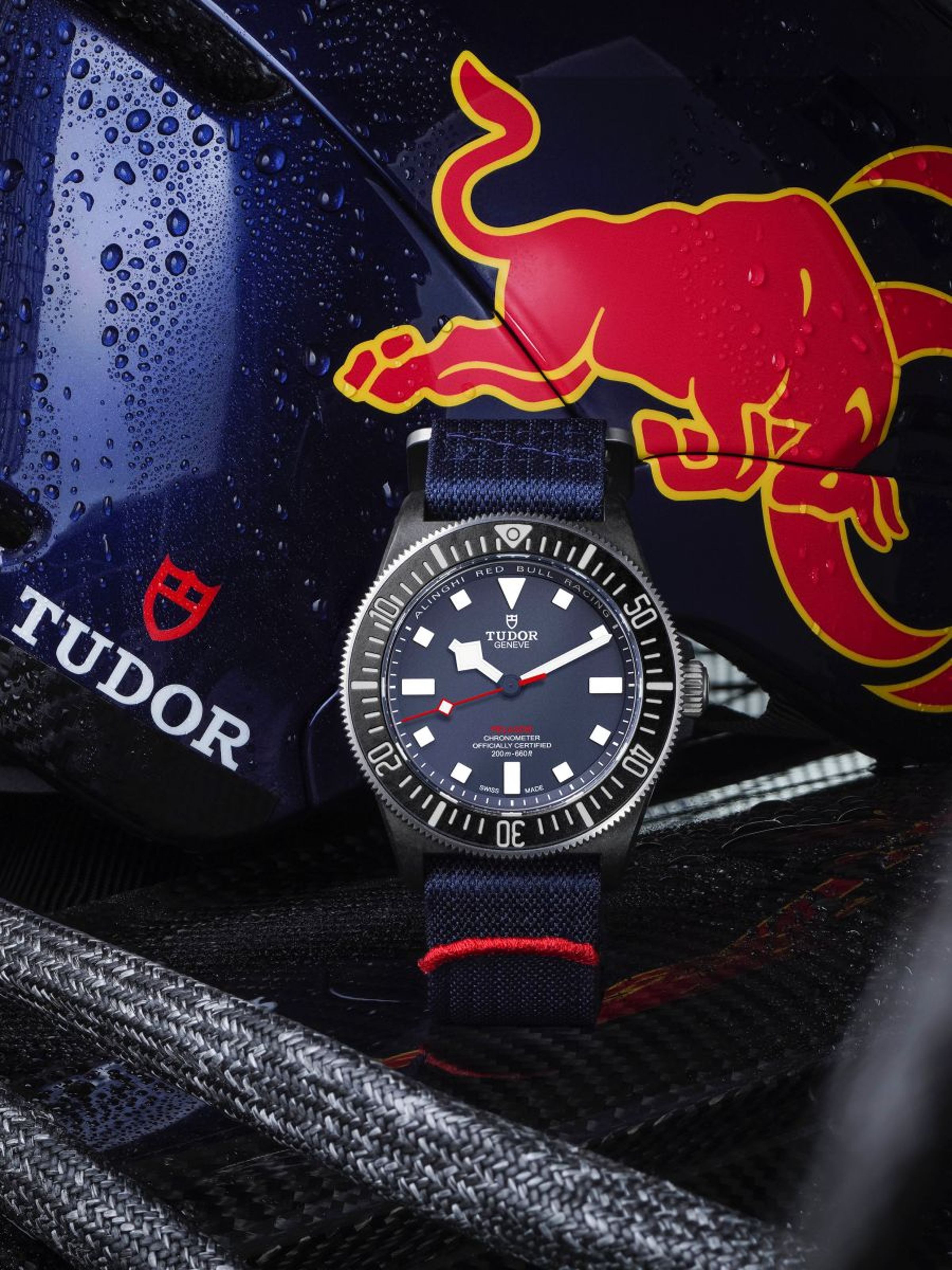  帝舵與阿靈基紅牛帆船隊（Alinghi Red Bull Racing）合作投入航海領域，並發表兩款全新特別版腕錶，此為Pelagos FXD大三針錶款，定價約NT$116,500。