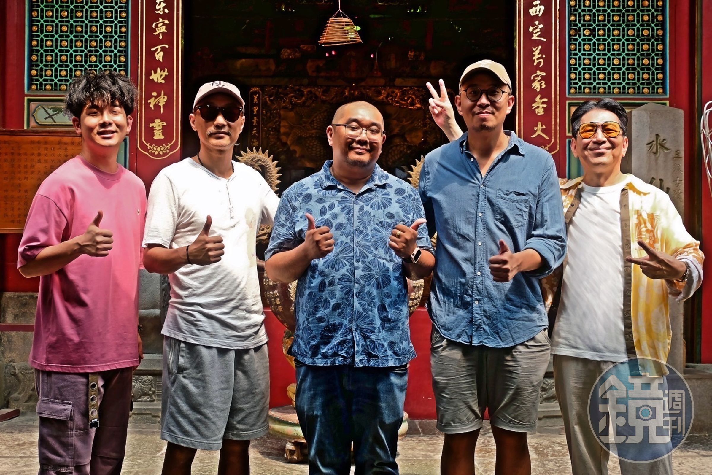 影集《你好，我是接體員》主創團隊出席開鏡拜拜，左起胡瑋杰、導演林立書、原著作者大師兄、導演鄒奕笙、高捷。（草舍文化提供）