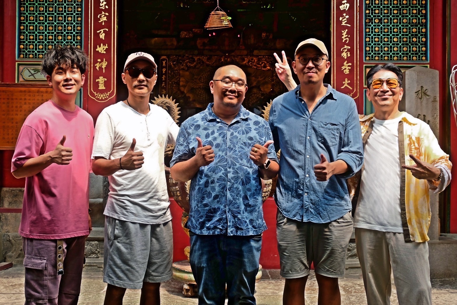 影集《你好,我是接體員》主創團隊出席開鏡拜拜,左起胡瑋杰、導演林立書、原著作者大師兄、導演鄒奕笙、高捷。(草舍文化提供)
