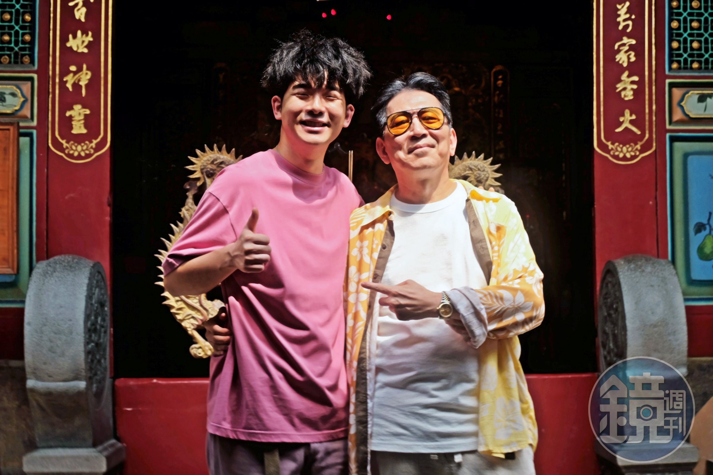 胡瑋杰（左）、高捷（右）睽違17年二度合作，在劇中演父子。（草舍文化提供）