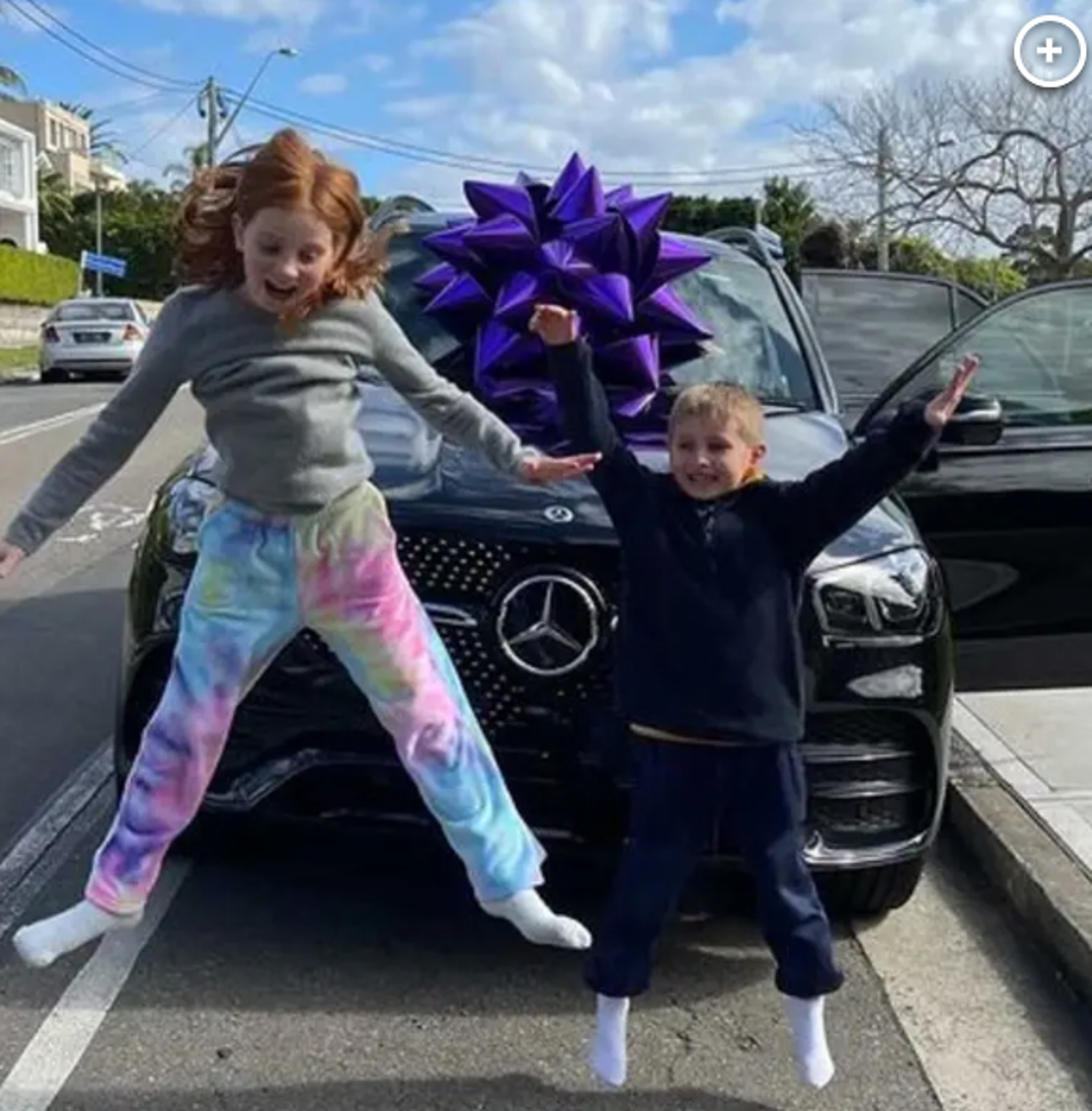 柯蒂絲才10歲,媽媽就買了賓士車給她。(翻自IG)