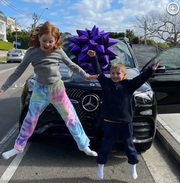 柯蒂絲才10歲,媽媽就買了賓士車給她。(翻自IG)