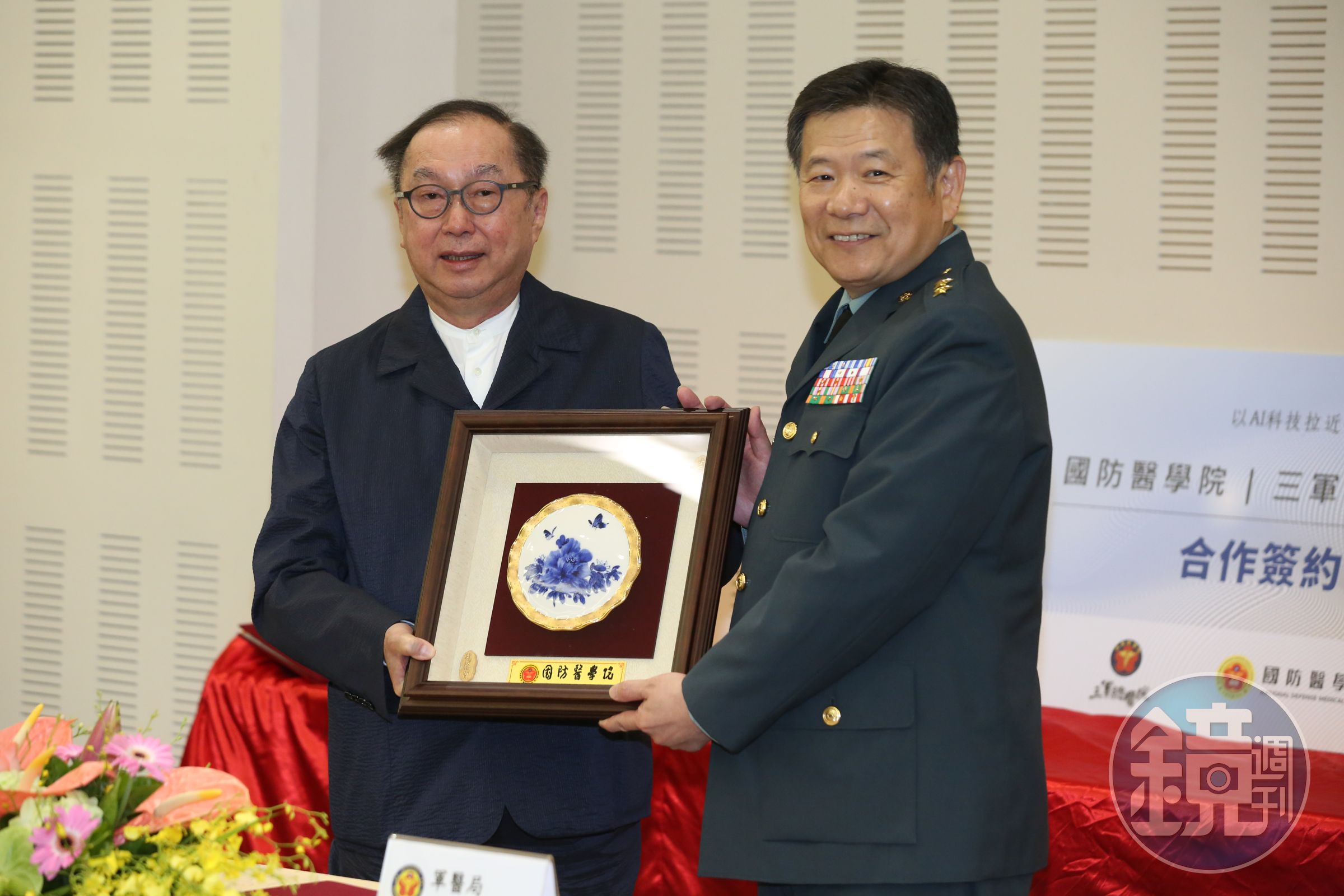 林百里（左）與國防醫學院、三軍總醫院合作，廣達揮軍AI心電圖。