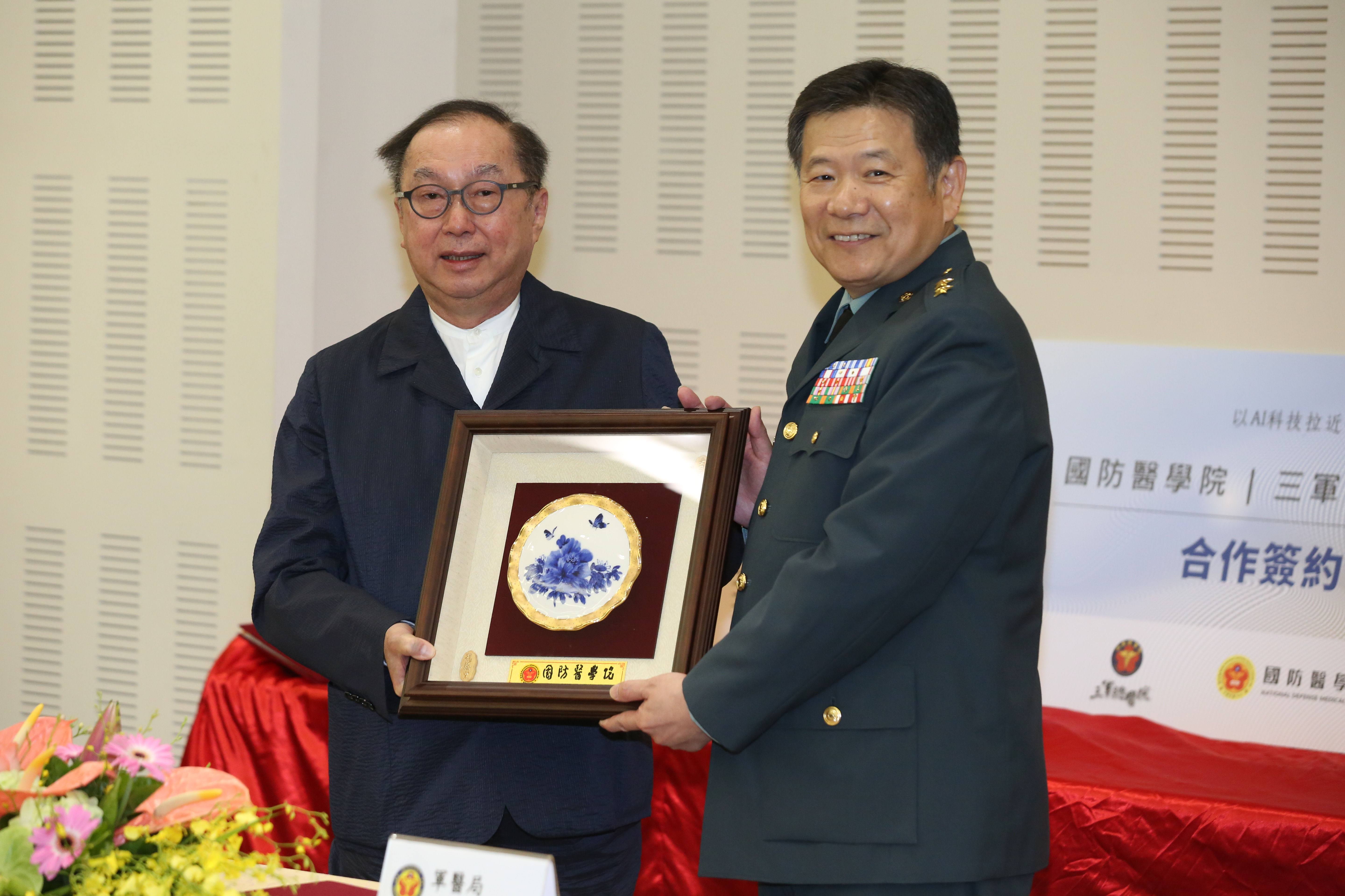 林百里（左）與國防醫學院、三軍總醫院合作，廣達揮軍AI心電圖。