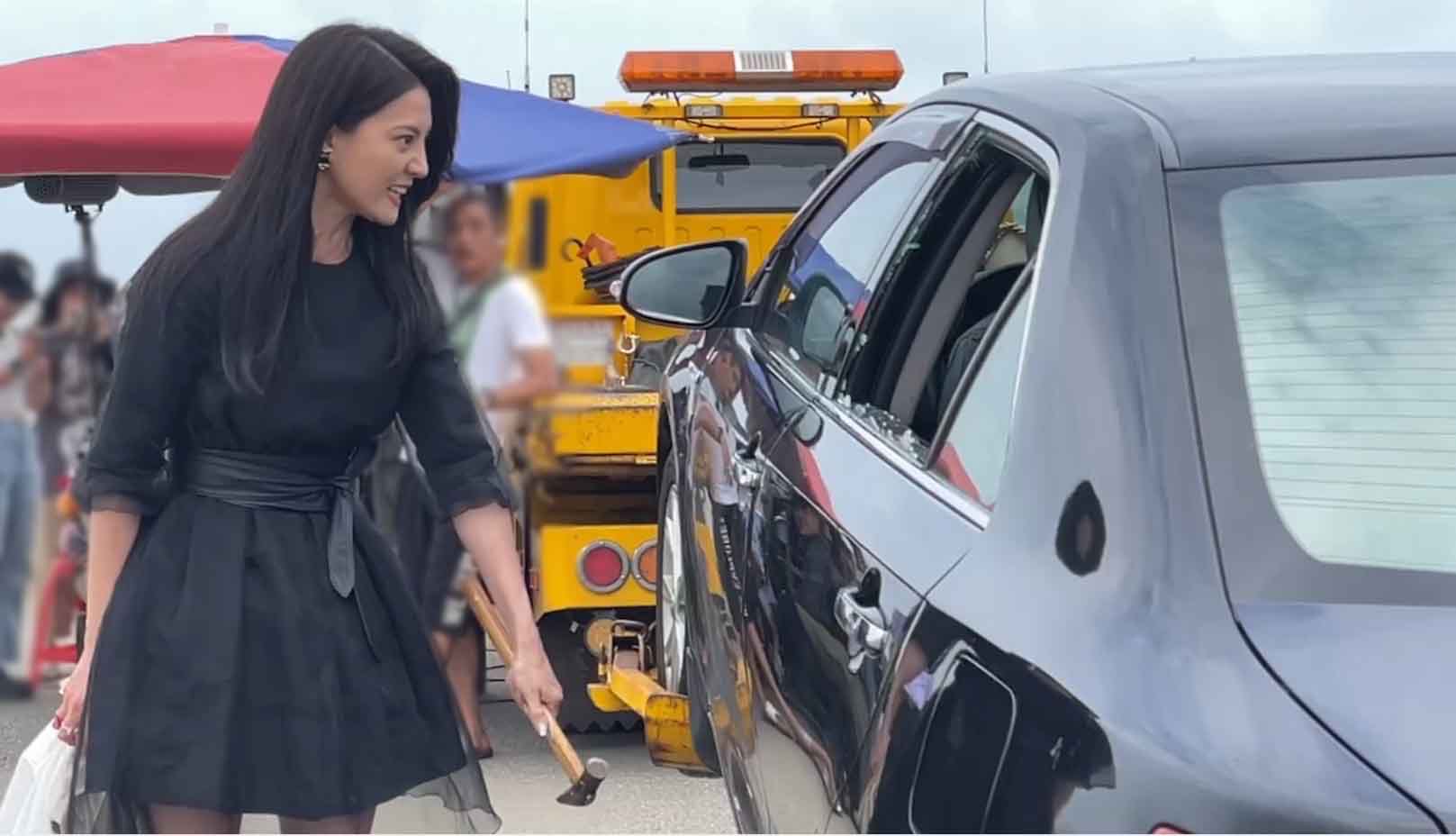 《市井豪門》顏曉筠發現丈夫出軌閨密，氣得拿鐵鎚敲打車窗教訓兩人，沒想到意外濺血。（民視提供）