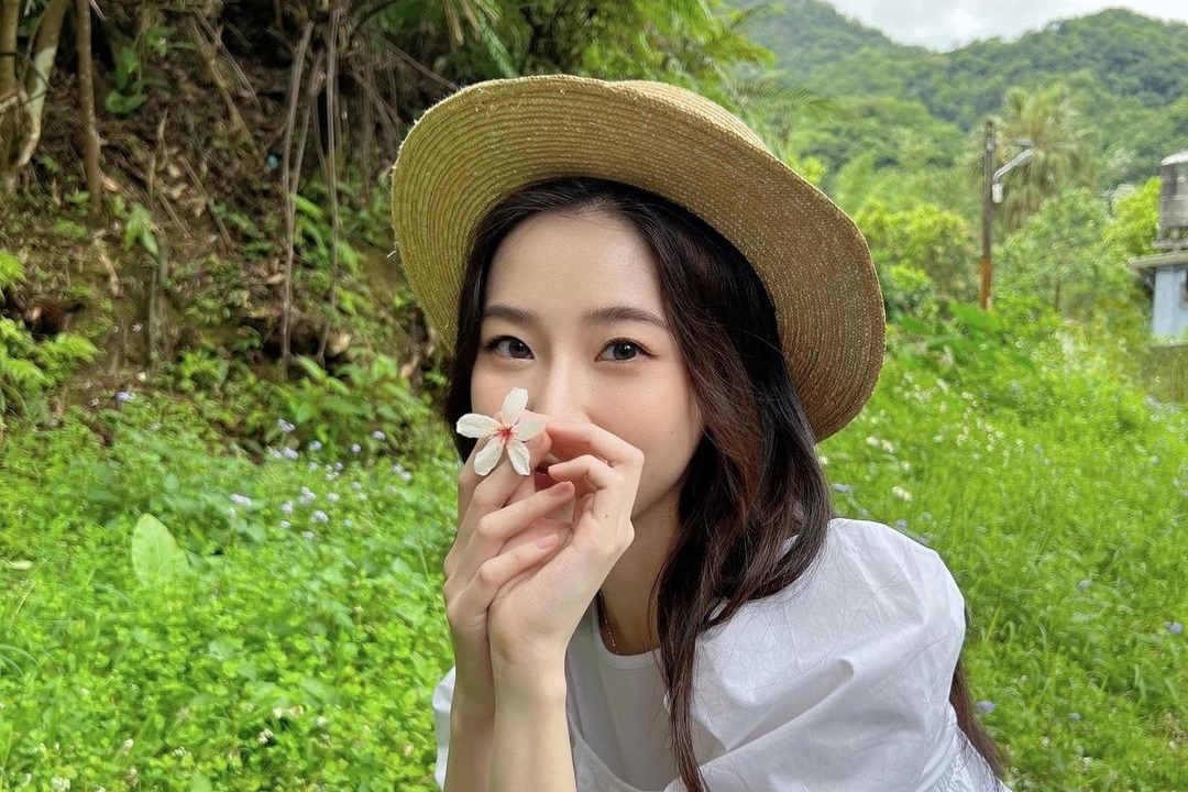 「最美里長」陳紫渝認愛終於更新IG,PO出疑似男友視角的仙氣美照,向大家問好。(翻攝自陳紫渝臉書)