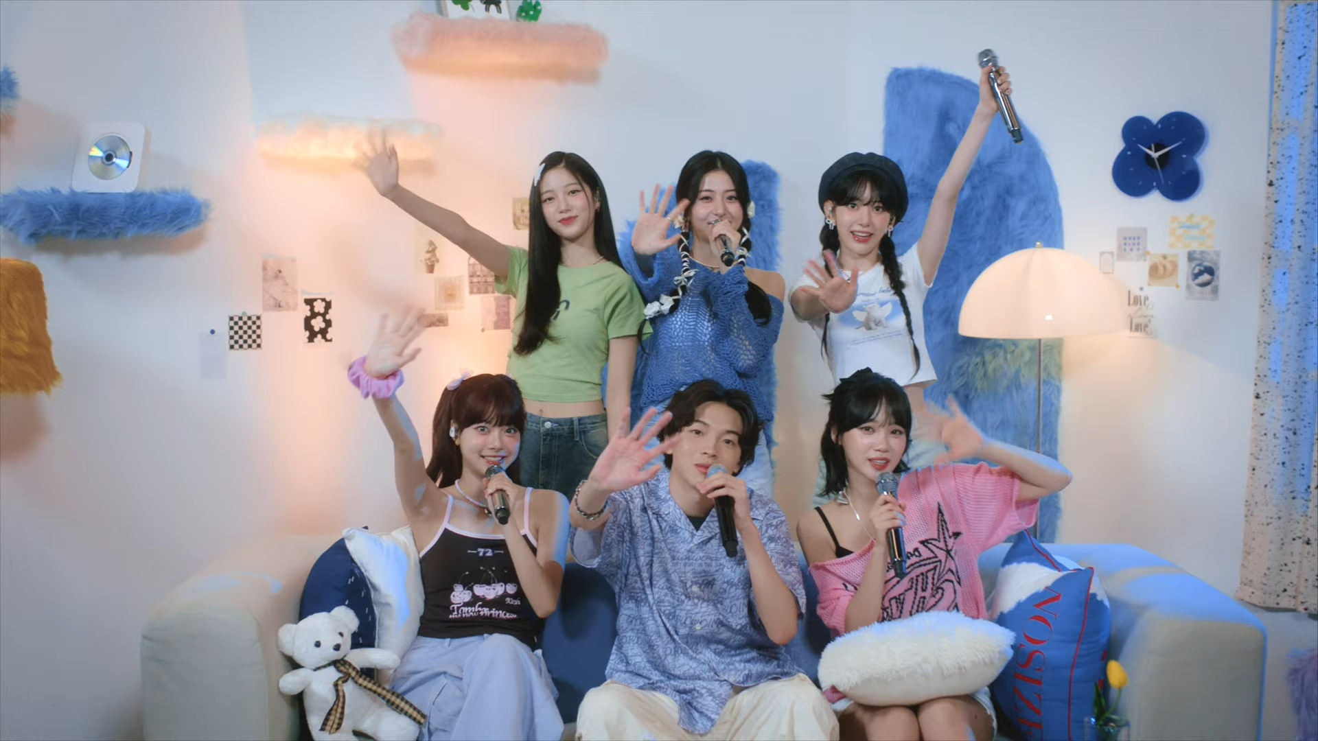 imase(前排中)替「LE SSERAFIM」寫曲,還一起拍MV。(翻攝自MV畫面)