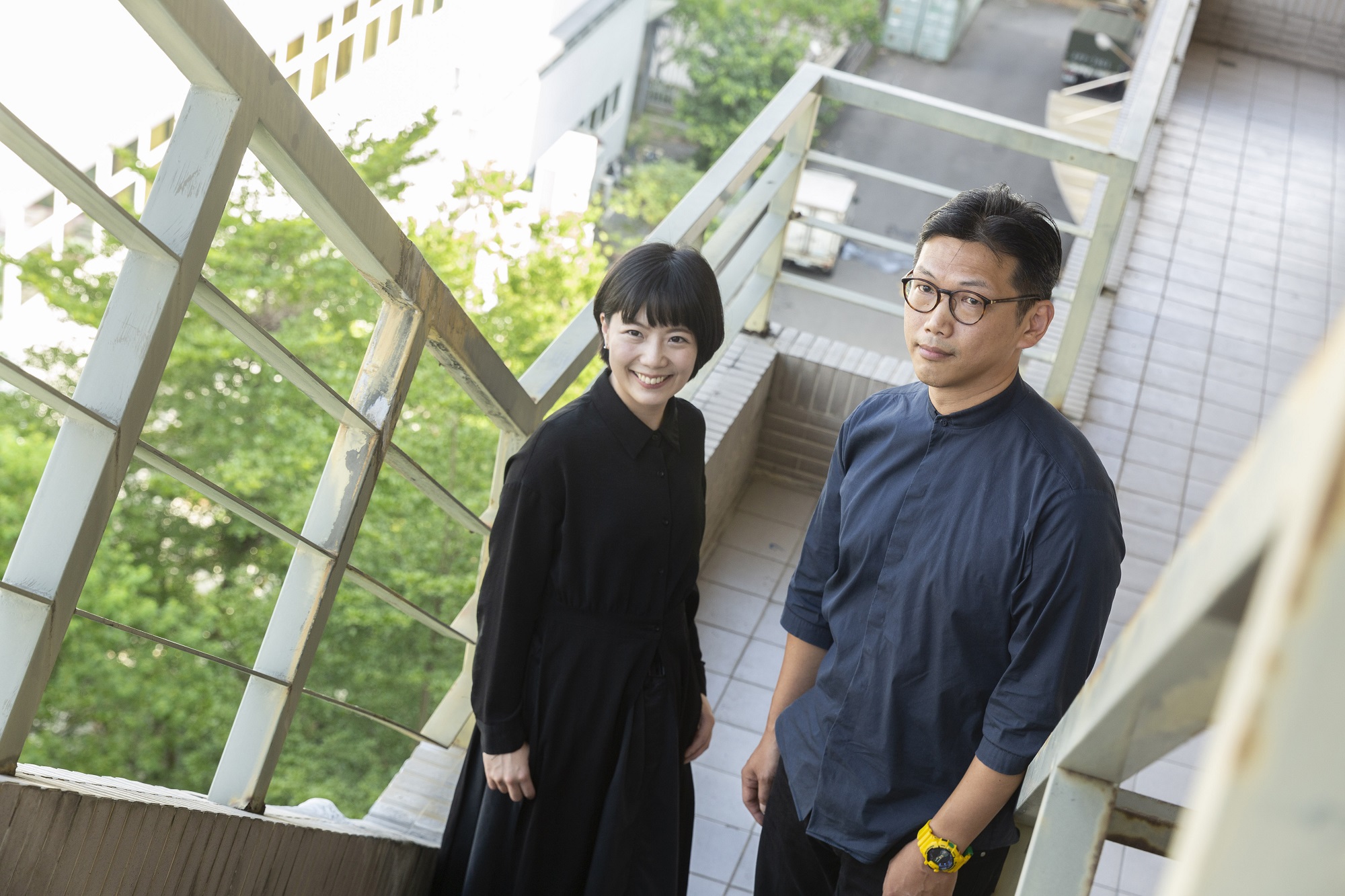 Giloo總監鄧兆旻（右）、行銷總監施俞如（左）與團隊時常討論研發平台功能，增加會員良好的使用體驗。