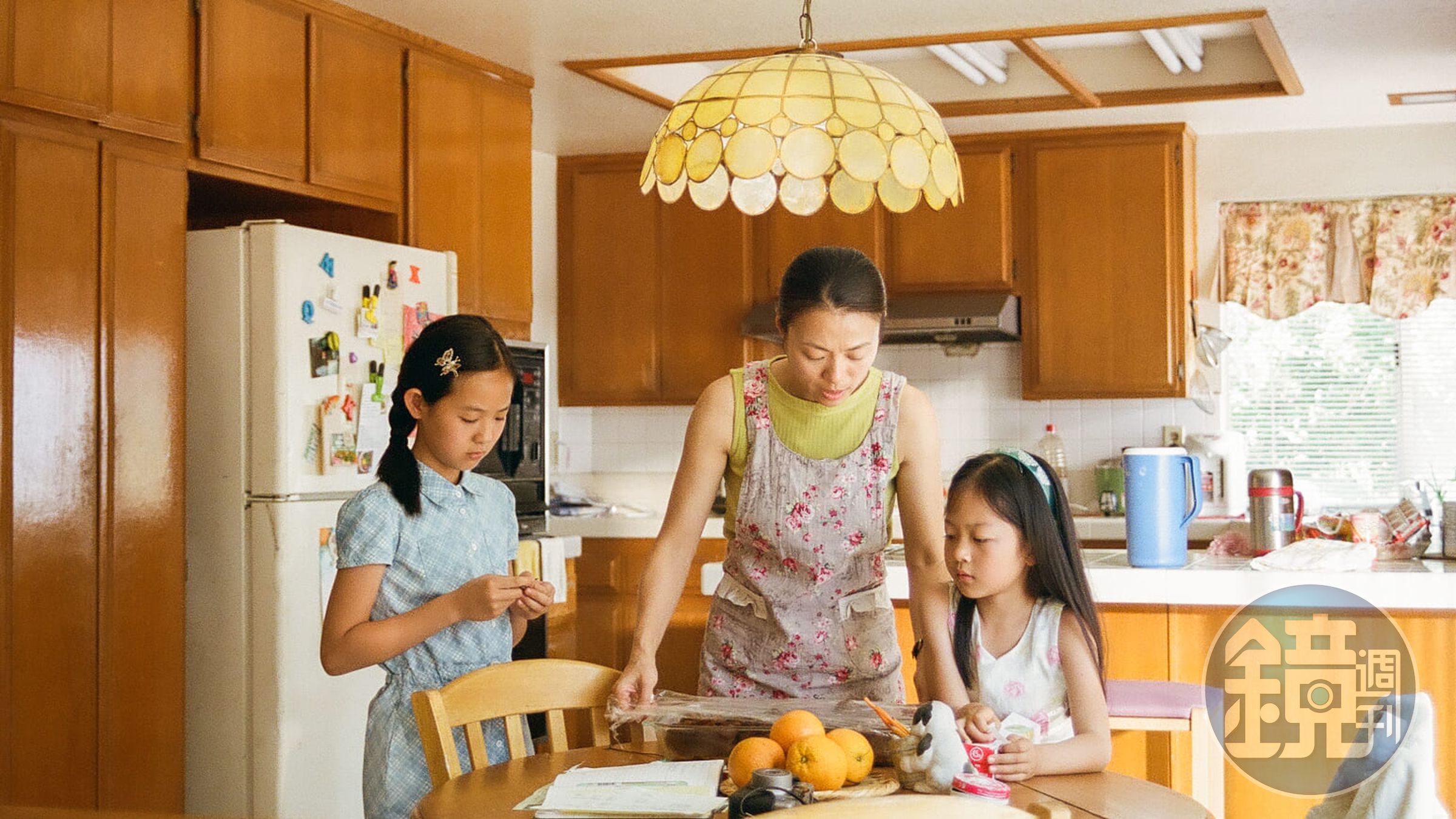 導演阮鳳儀研究所畢業製作的短片《姊姊》,講述幼年隨母親和妹妹移民美國的經驗,後延伸為金馬長片《美國女孩》。(Giloo提供)