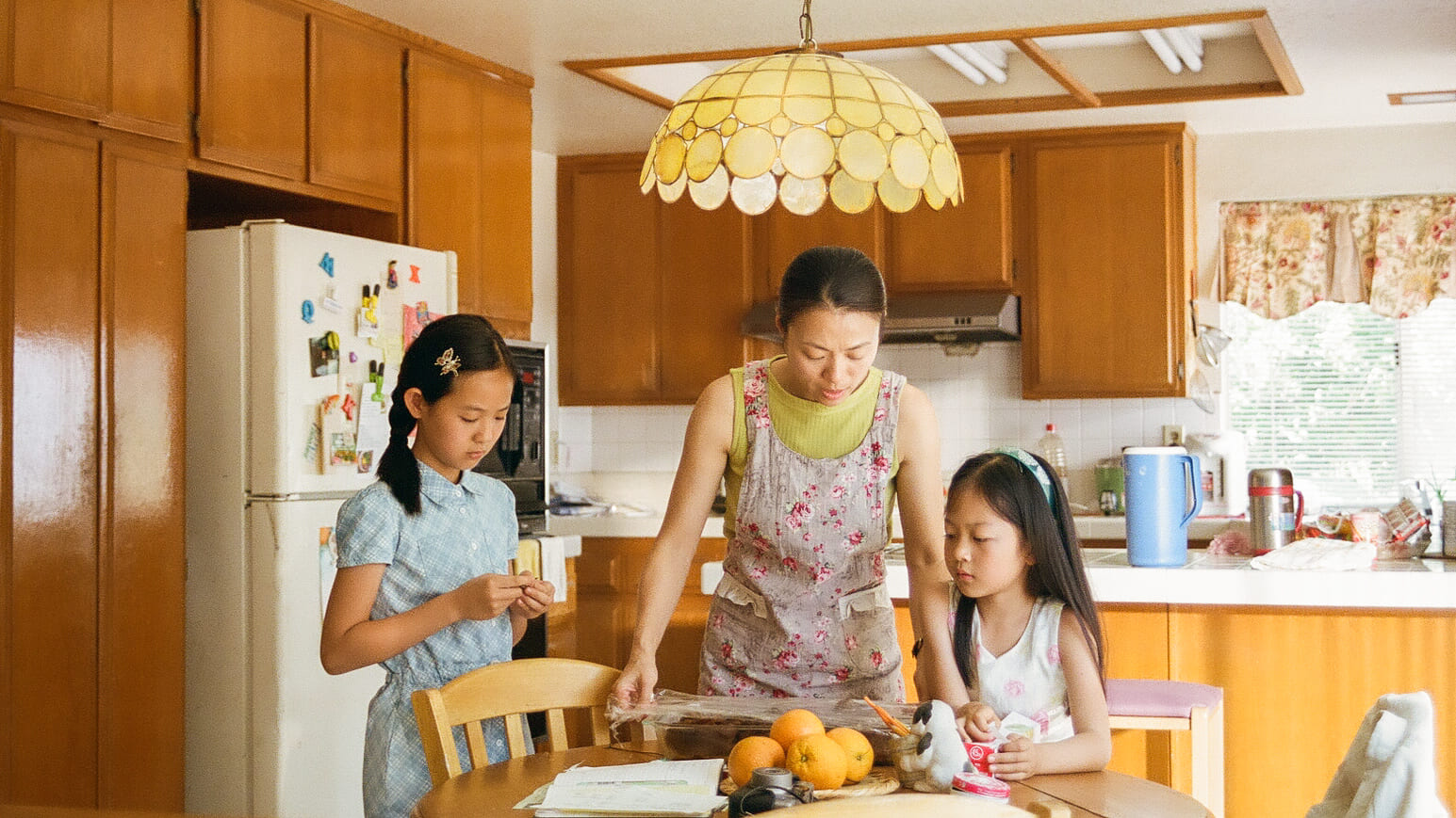 導演阮鳳儀研究所畢業製作的短片《姊姊》,講述幼年隨母親和妹妹移民美國的經驗,後延伸為金馬長片《美國女孩》。(Giloo提供)