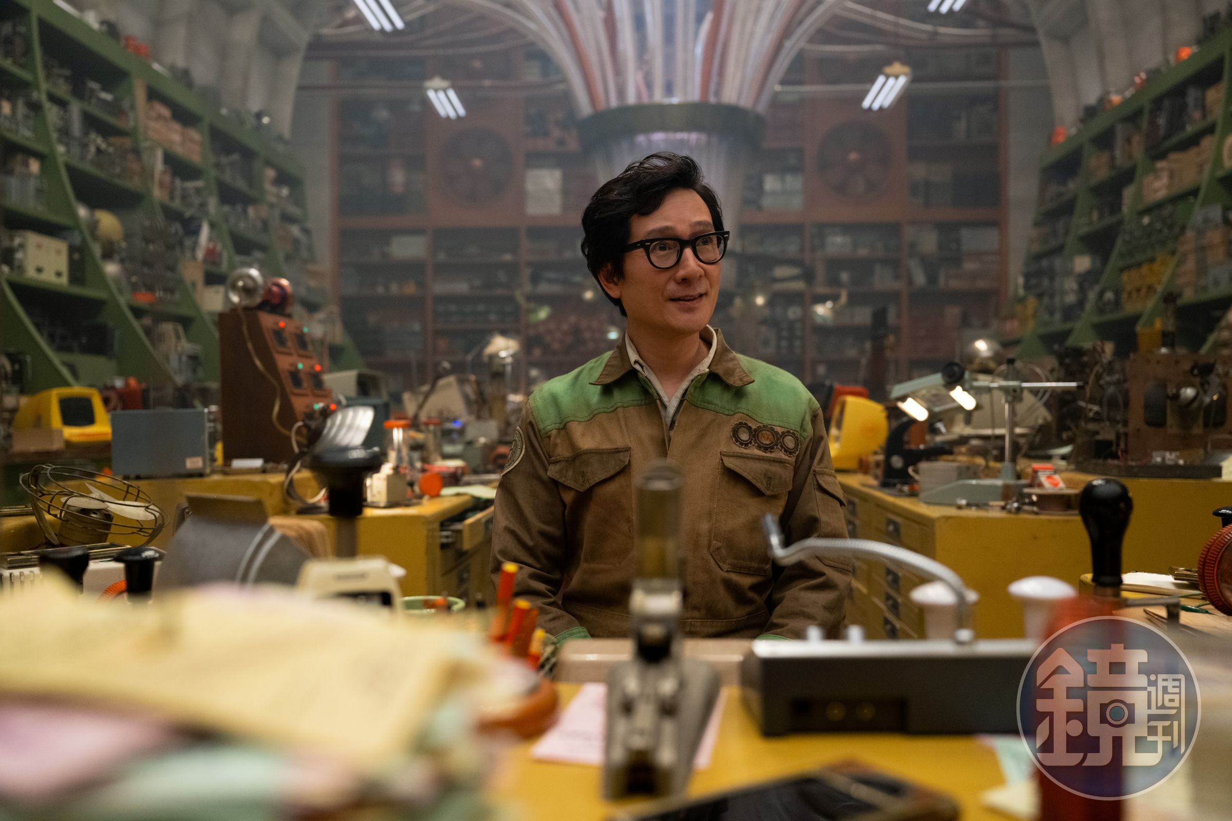 關繼威演出時間變異管理局的維修與升級部門的人員。(Disney+提供)
