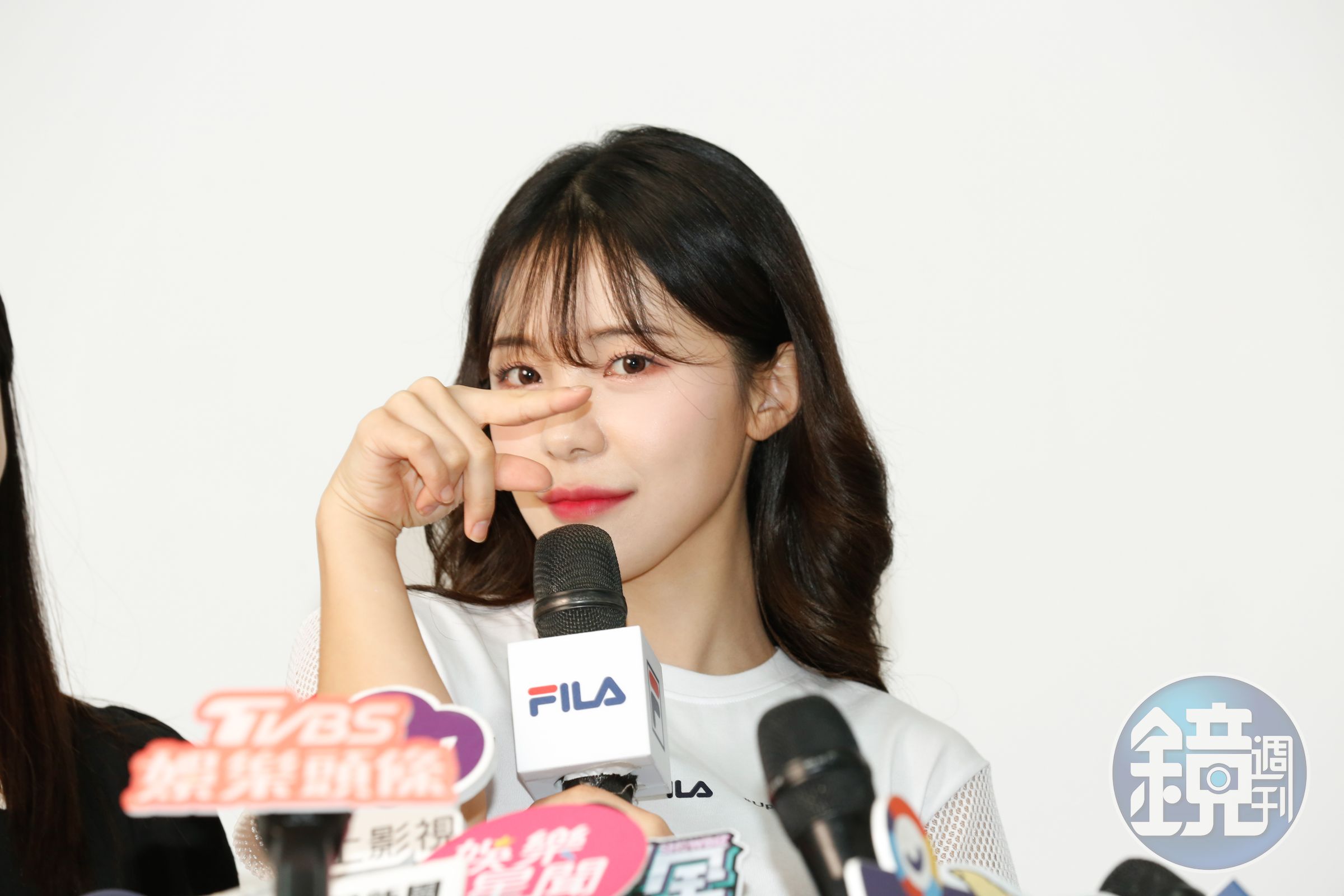 李多慧代言運動品牌,自創代表品牌手勢超開心。