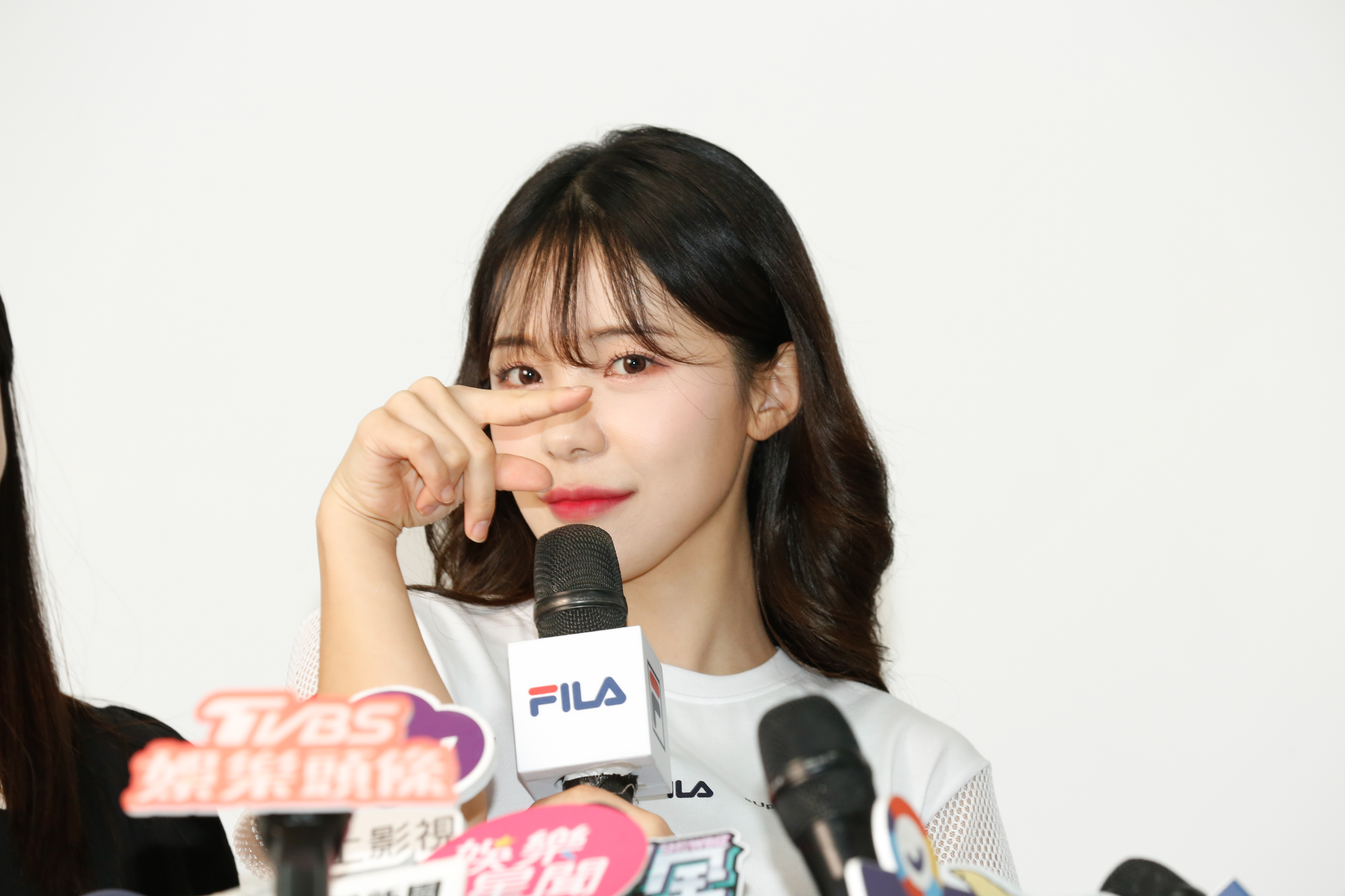 李多慧代言運動品牌，自創代表品牌手勢超開心。