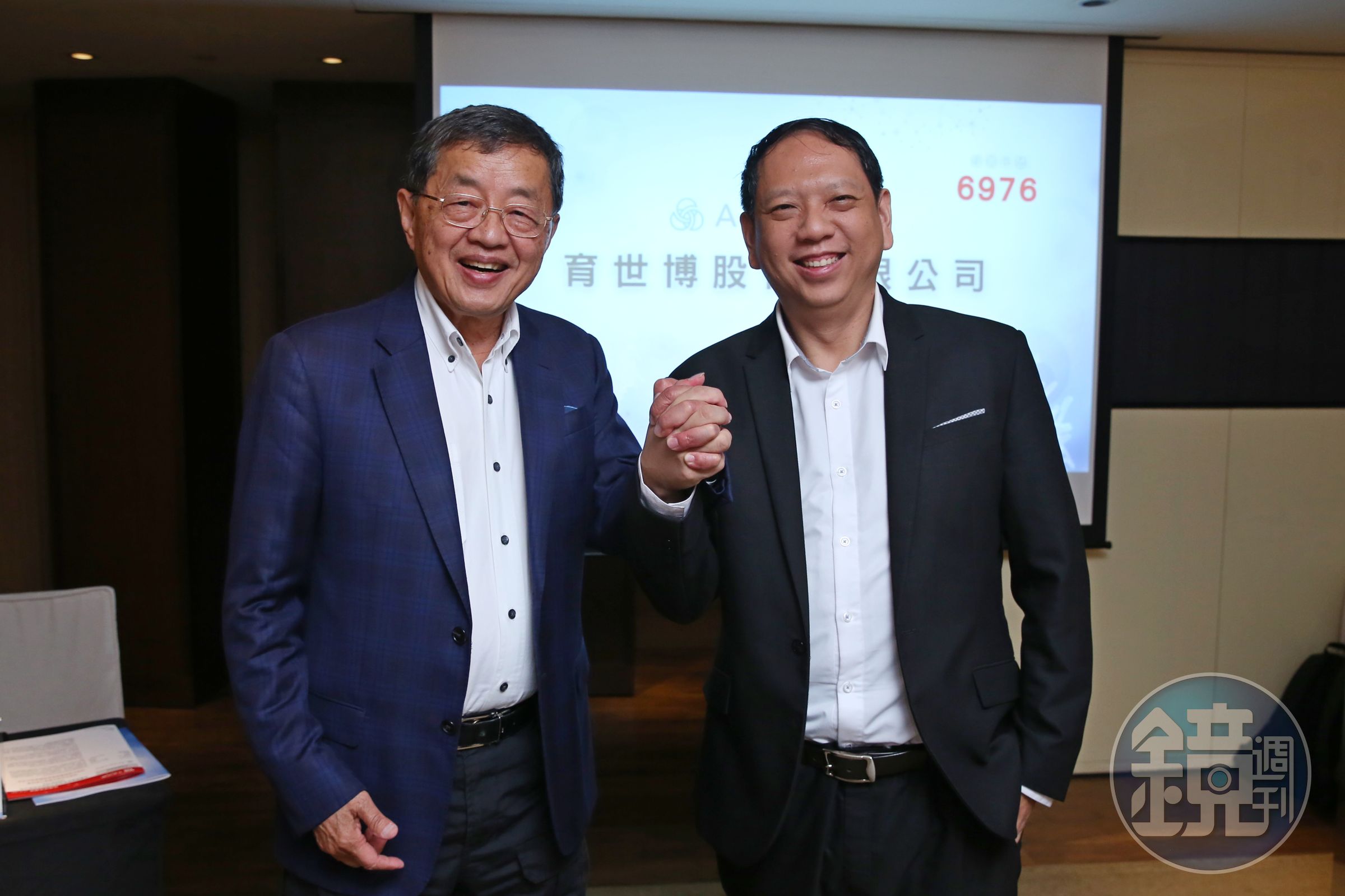 由前羅氏（Roche）全球技術營運總裁楊育民（左）領軍的育世博，暫定8月8日以承銷價26元登錄興櫃。