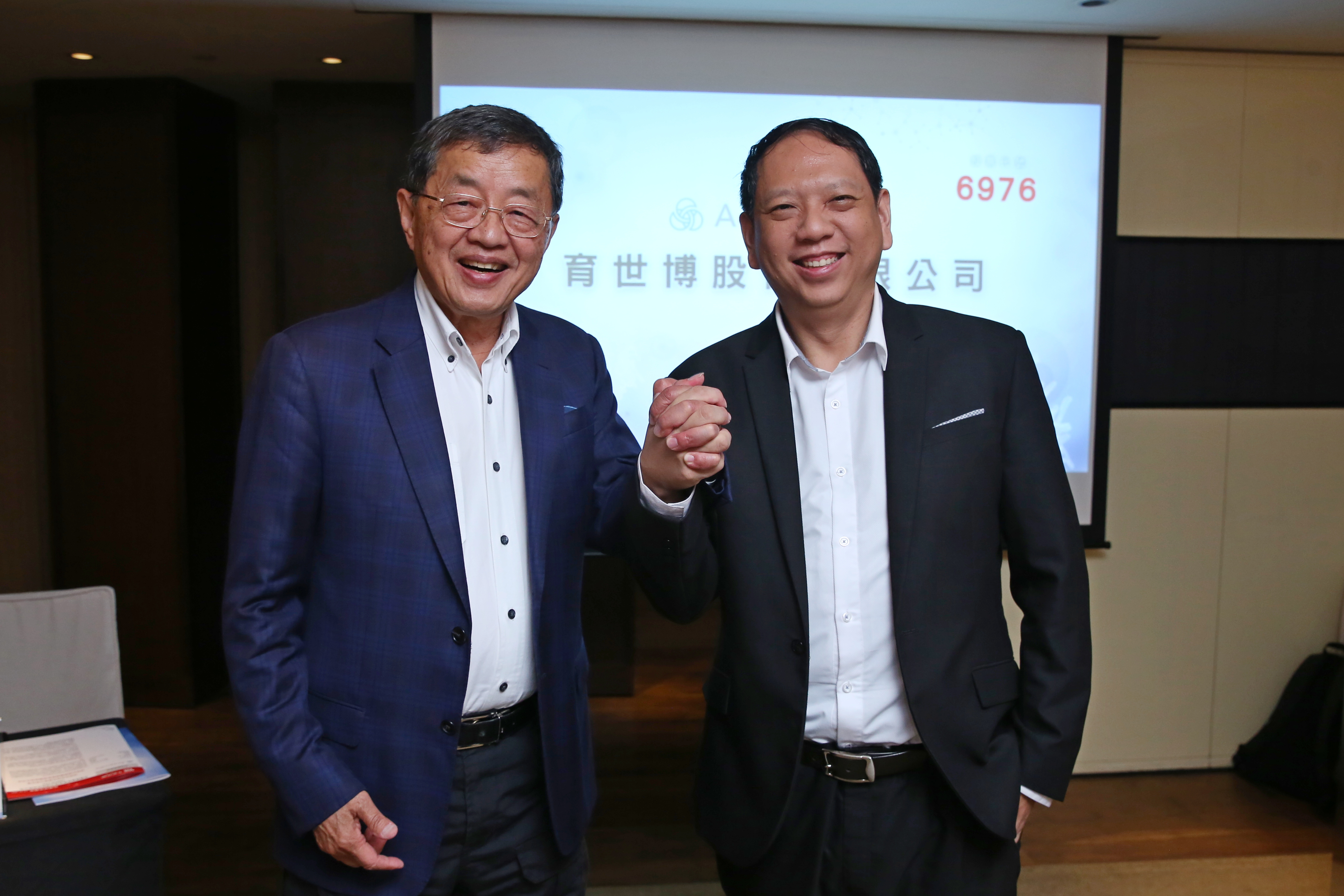 由前羅氏（Roche）全球技術營運總裁楊育民（左）領軍的育世博，暫定8月8日以承銷價26元登錄興櫃。