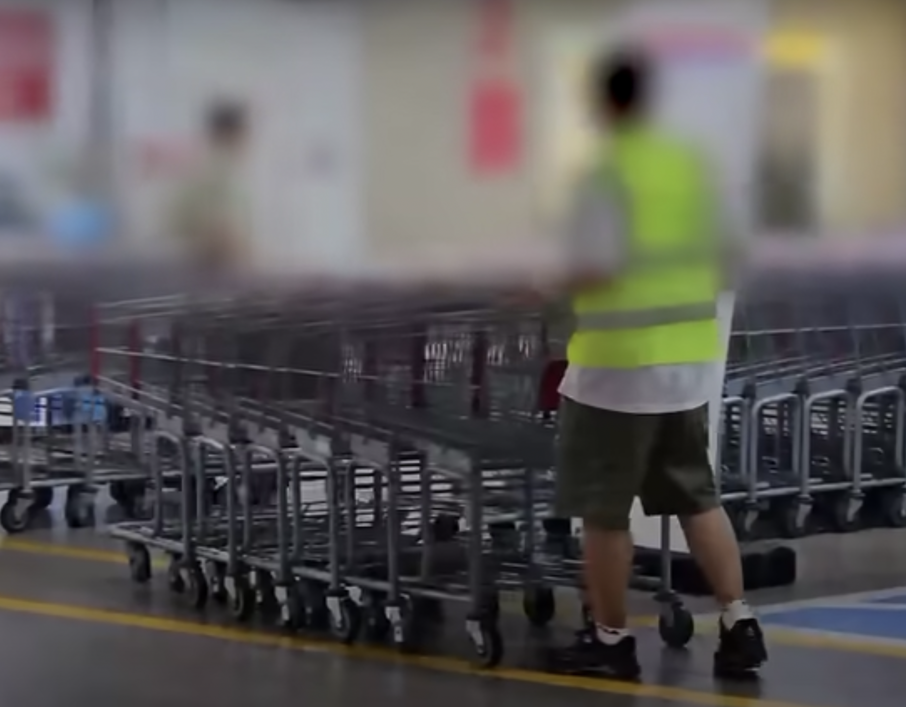 南韓京畿道河南市好市多在6月傳出有員工在工作時昏迷、送醫後宣告不至的消息。（翻攝自SBS 뉴스 YouTube頻道）