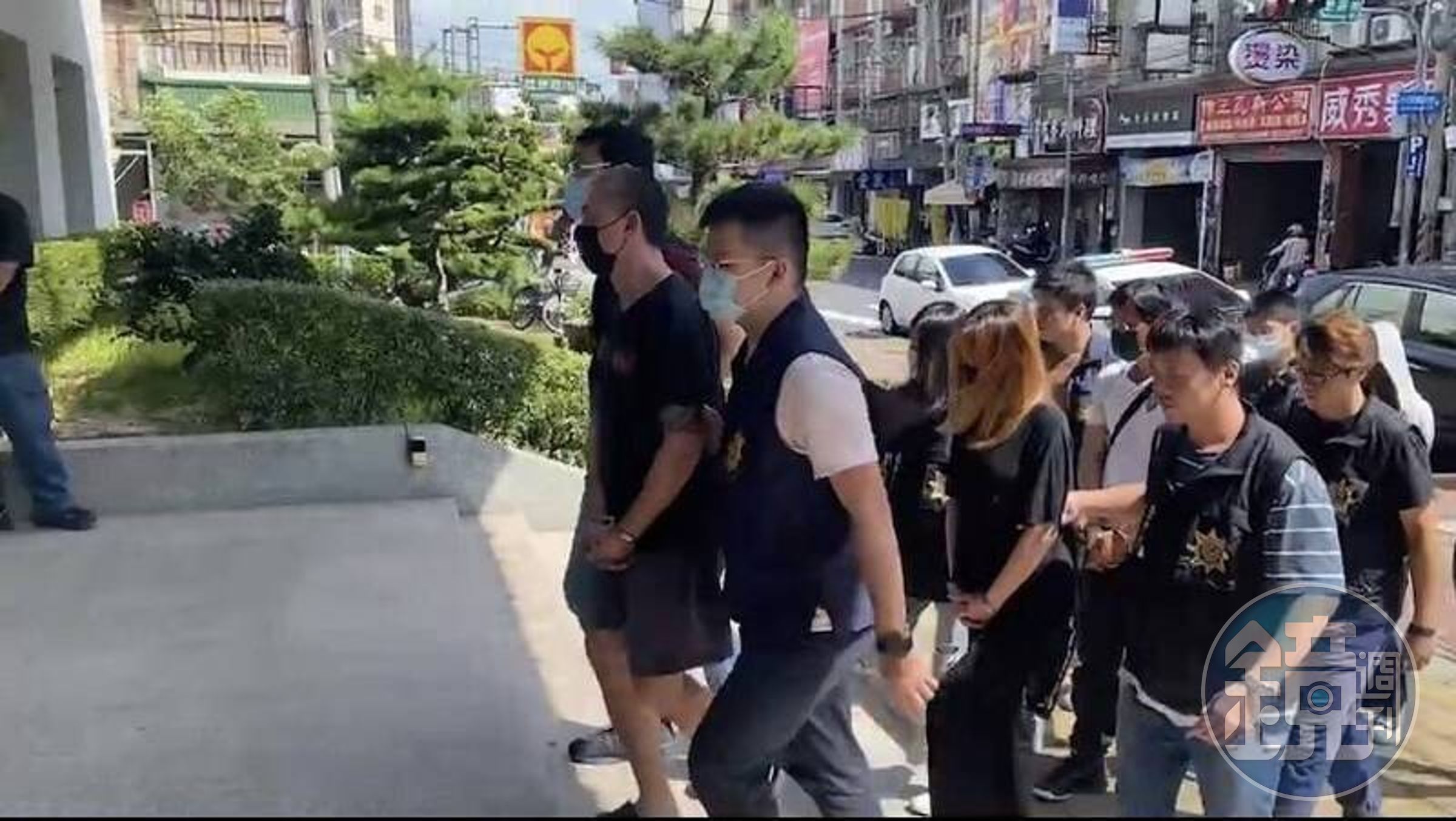 警方逮捕成立詐欺水房的黃姓夫妻檔及家族成員共12人。（刑事局提供）