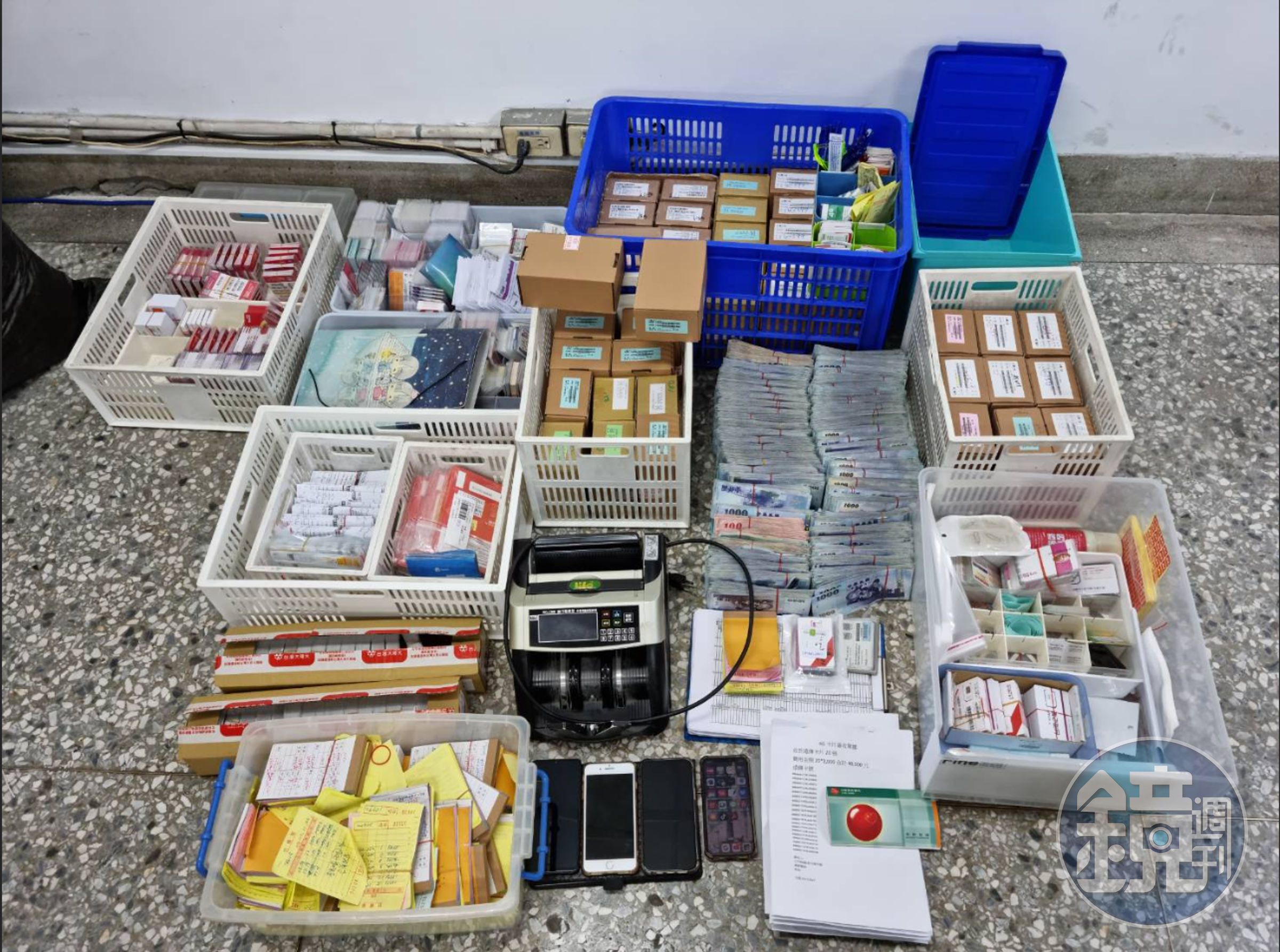 警方查扣人頭帳戶等大量贓證物。（刑事局提供）