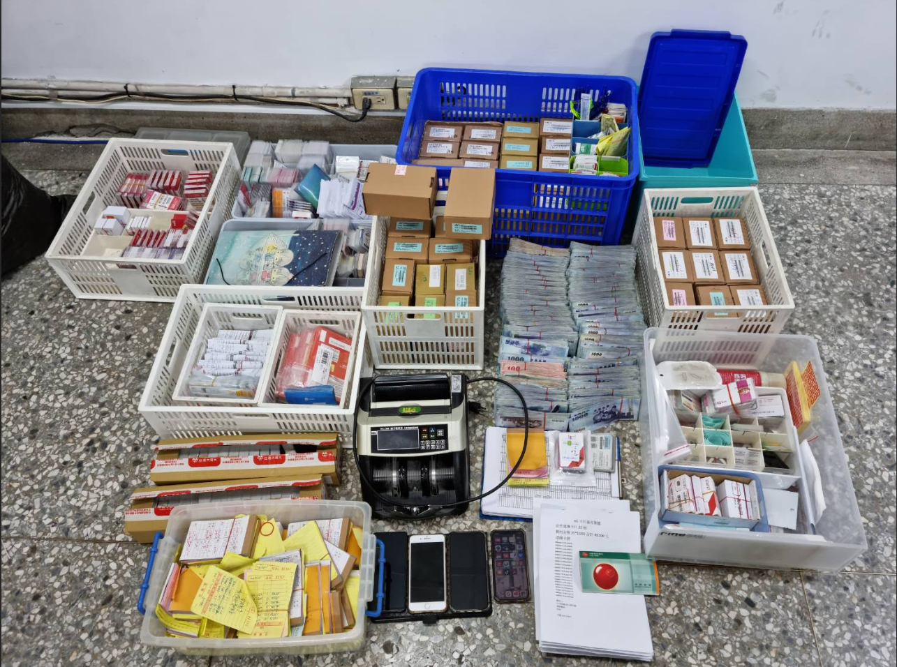 警方查扣人頭帳戶等大量贓證物。(刑事局提供)