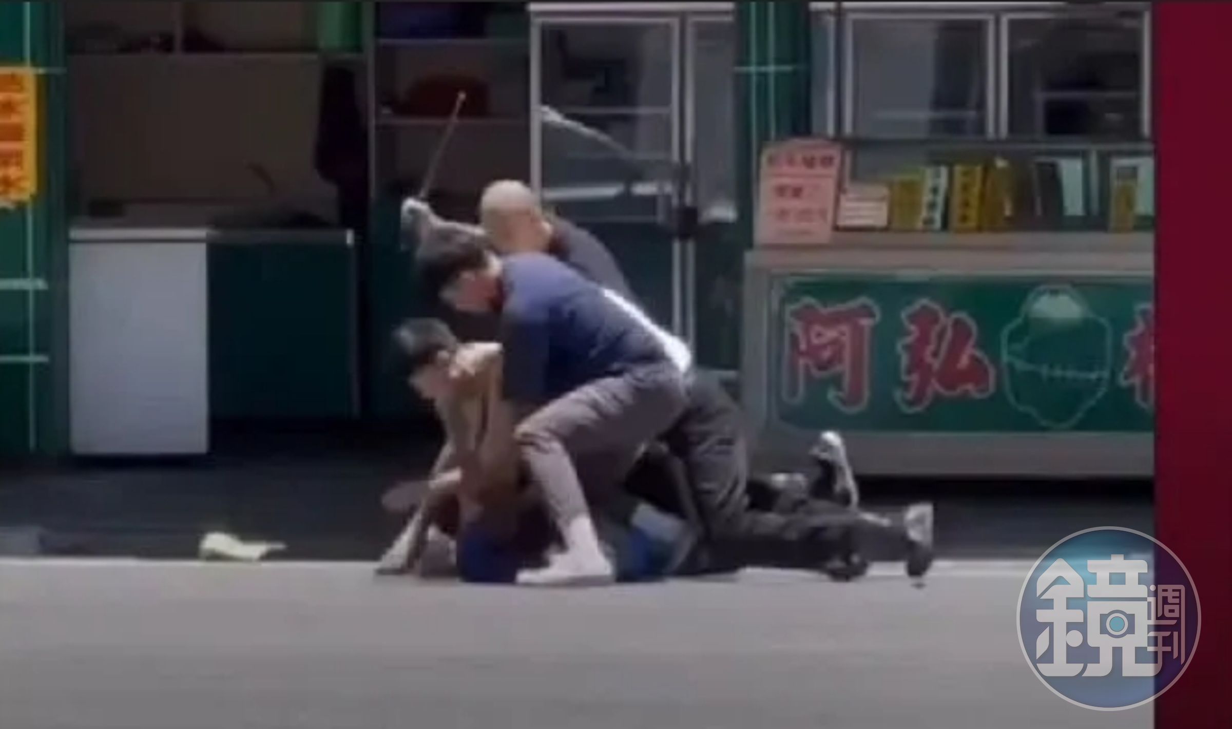 許世光父子靠默契成功將殺人犯壓制。（翻攝自記者爆料網）