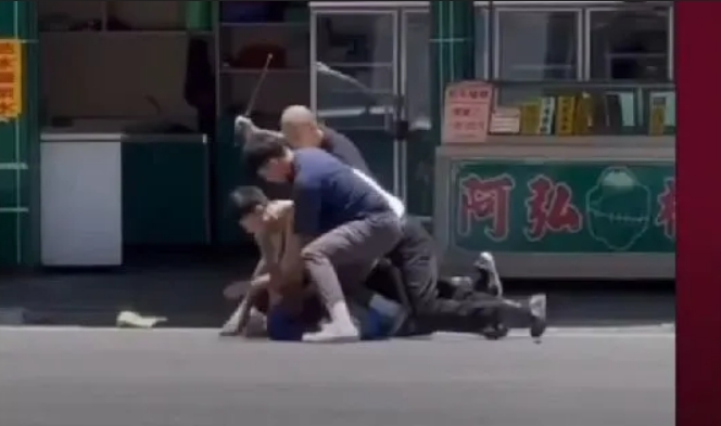 許世光父子靠默契成功將殺人犯壓制。（翻攝自記者爆料網）