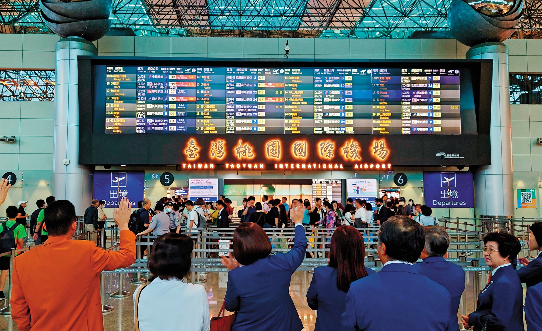 機場業者和員工在疫情中堅守崗位, 政府給予延長合約年期的合理補償, 讓台灣機場在疫後再次繁榮, 重新出發。（業者提供）