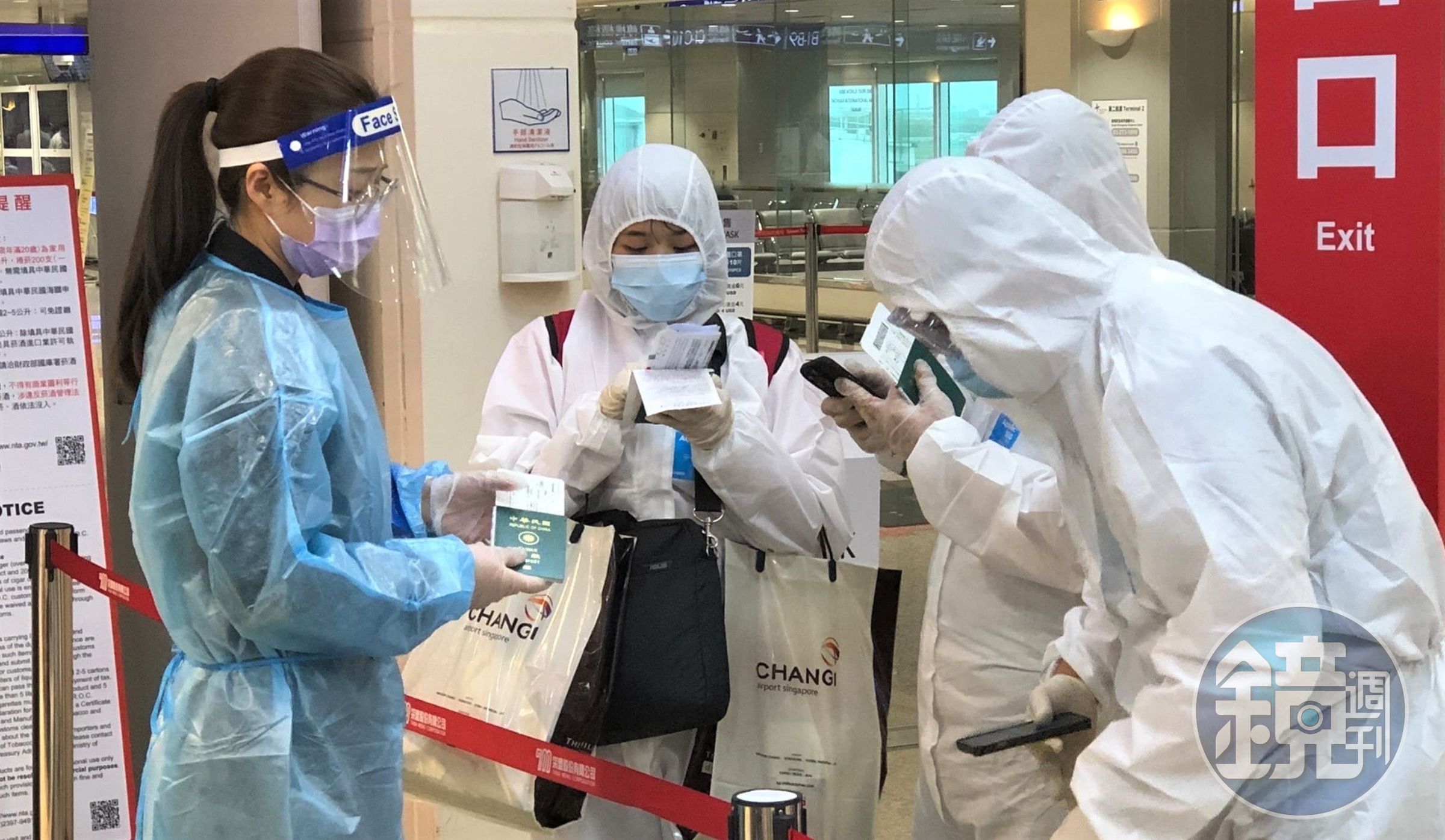 疫情期間,機場服務人員整日全副武裝服務為數不多旅客。(業者提供)