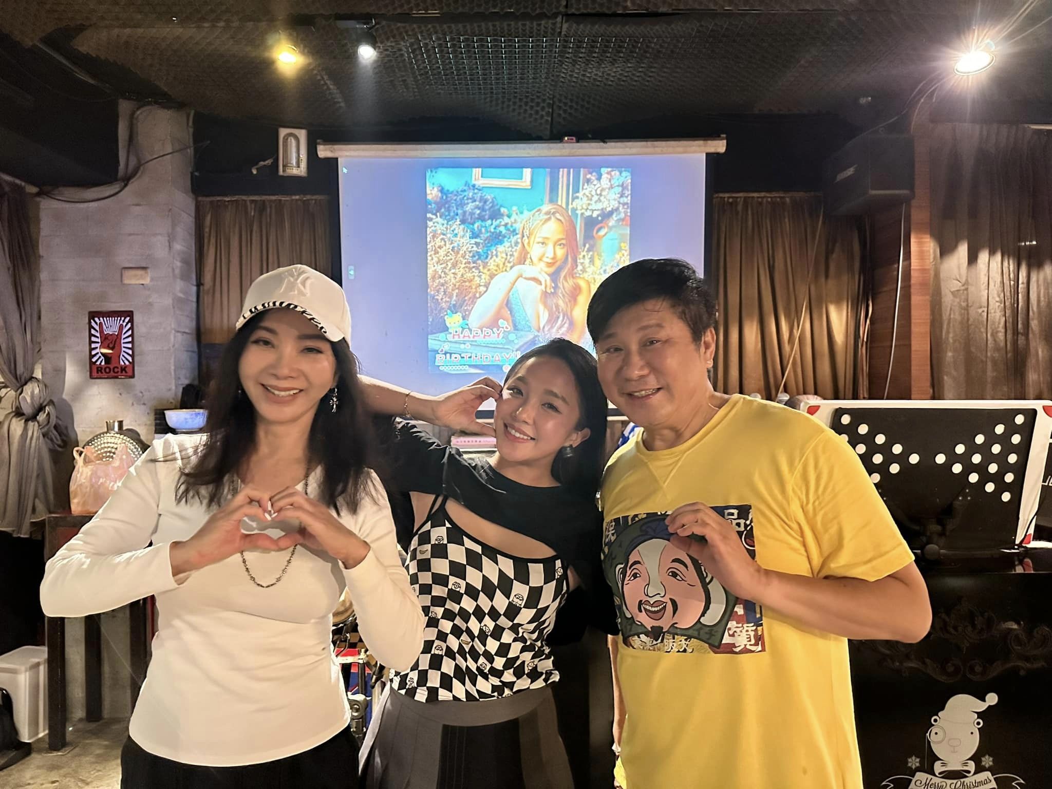 賴慧如生日會中胡瓜和陳美鳳驚喜現身。（翻攝自賴慧如臉書）