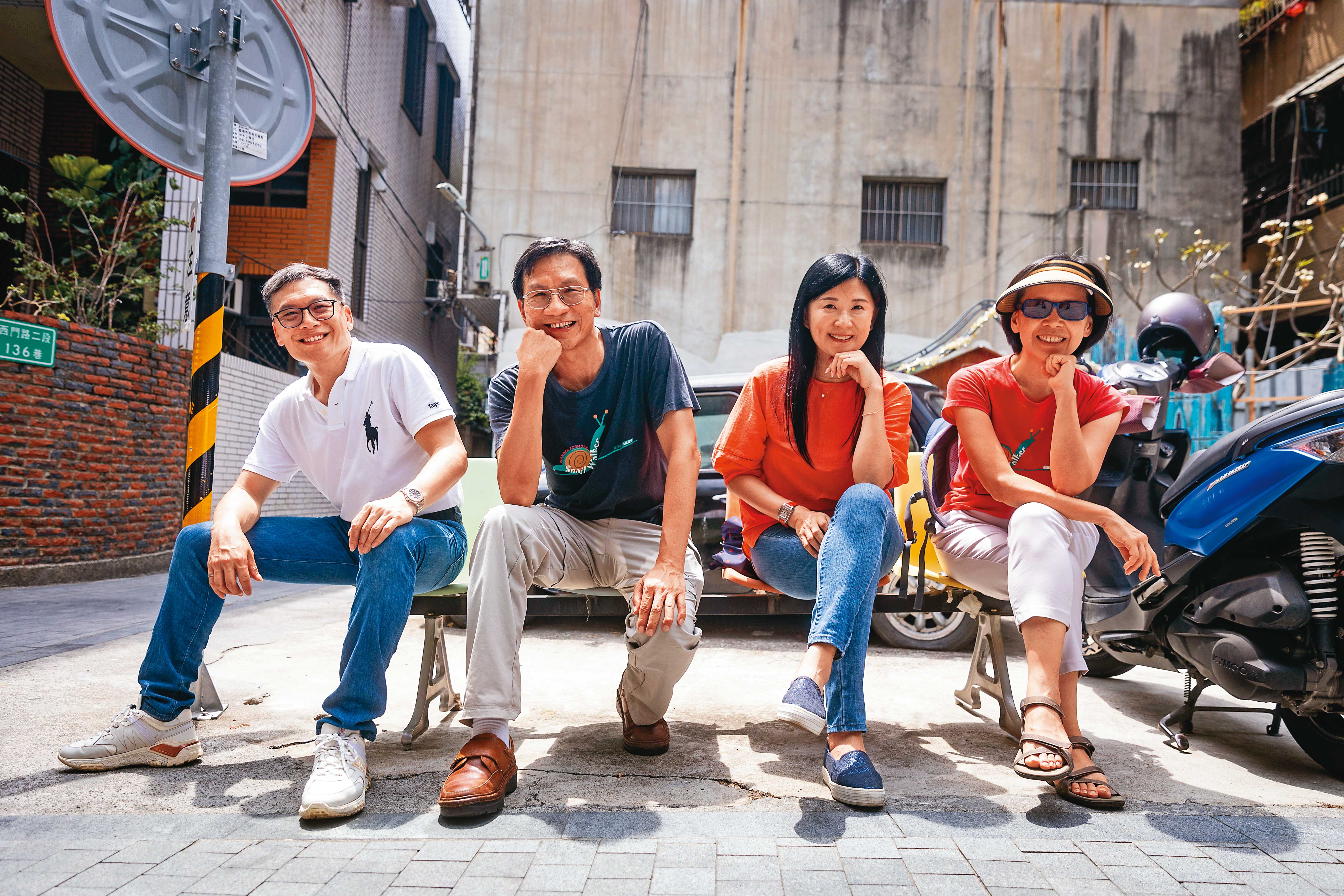 牙醫師李偉文（左2）退休要呼朋引伴一起生活，揪好友在台南買地蓋屋、共居共老。