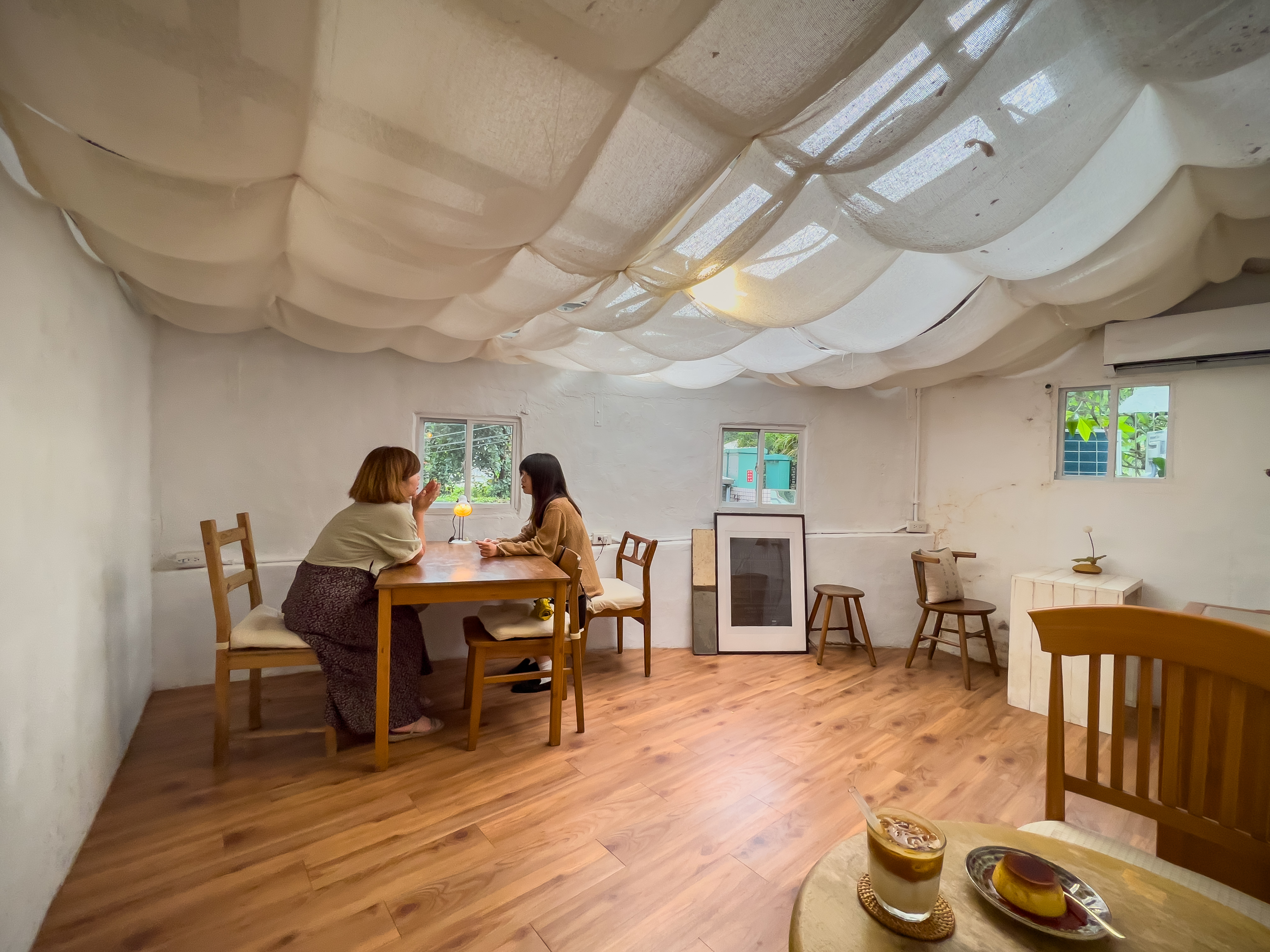 很有特色的空間，自然光透過白牆，搭配木質調的傢俱，給人溫暖的氛圍感。