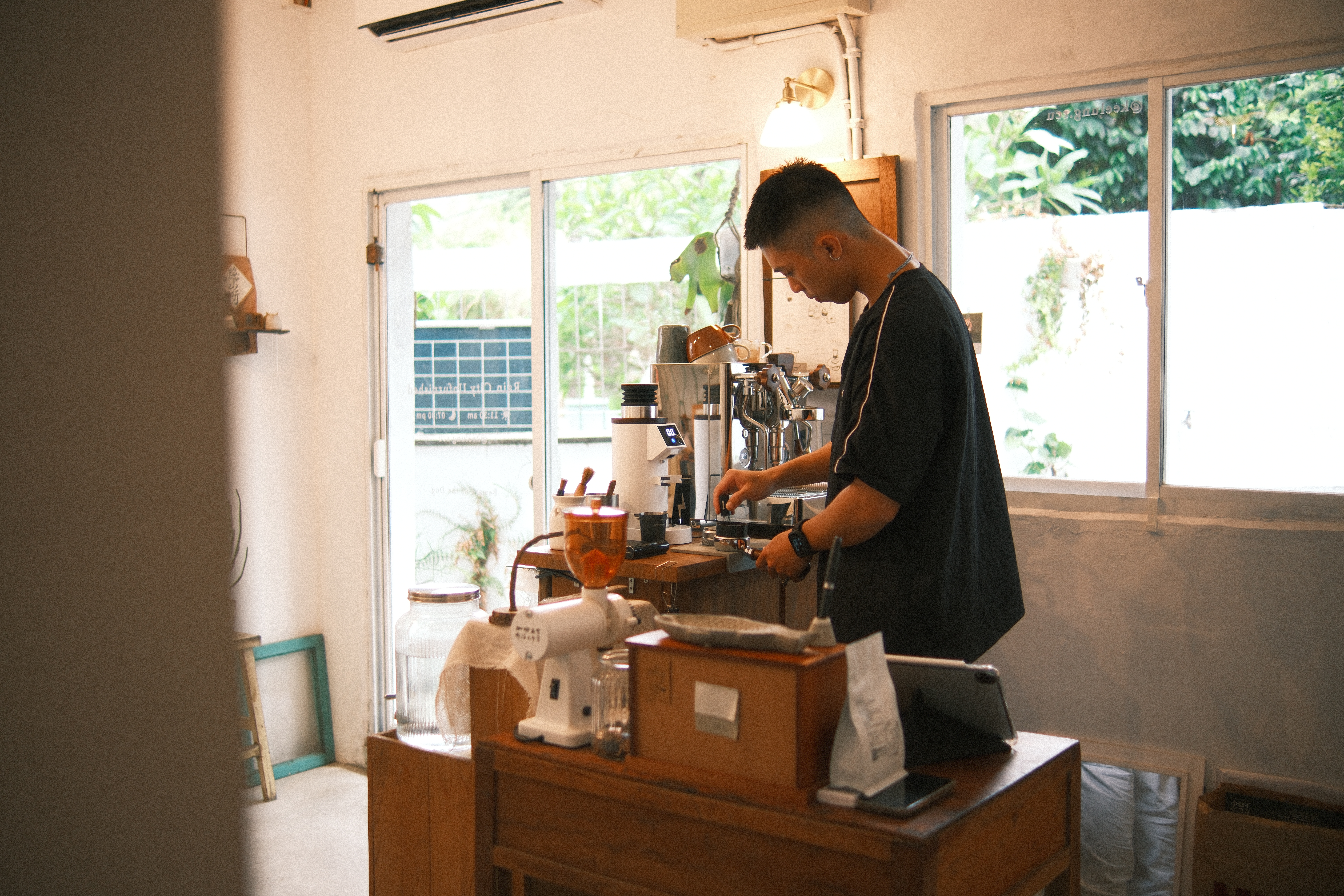 只有老闆一人的櫃檯有著簡單的咖啡機以及料理工具。