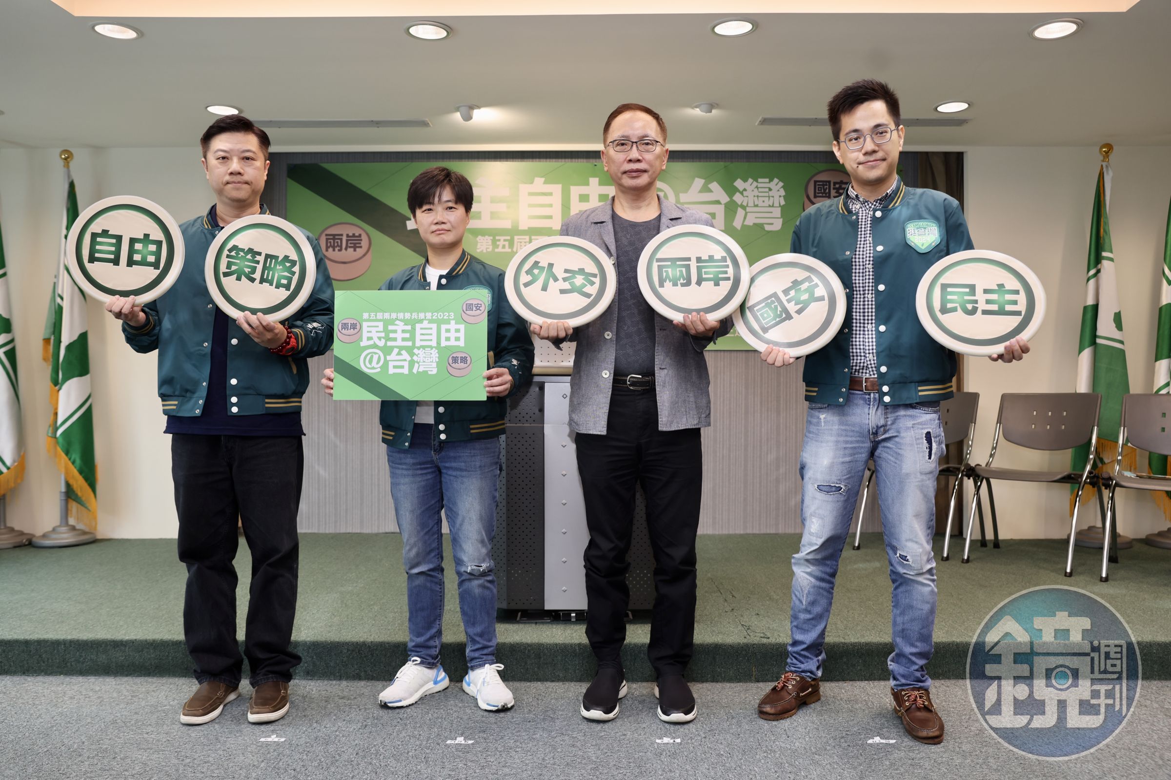 民進黨今(2日)上午舉行「民主和平@台灣 第五屆兩岸情勢兵推營」記者會,左起吳峻鋕、楊懿珊、董立文、阮俊達。(民進黨提供)