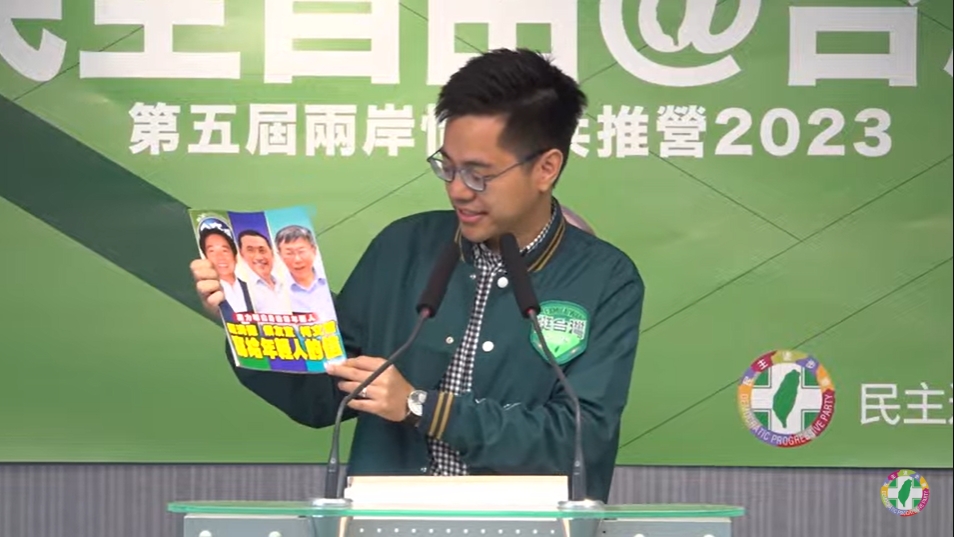 阮俊達提到,今天早上出刊的鏡週刊,登出了3名總統參選人給年輕人的一封信。(翻攝直播畫面)