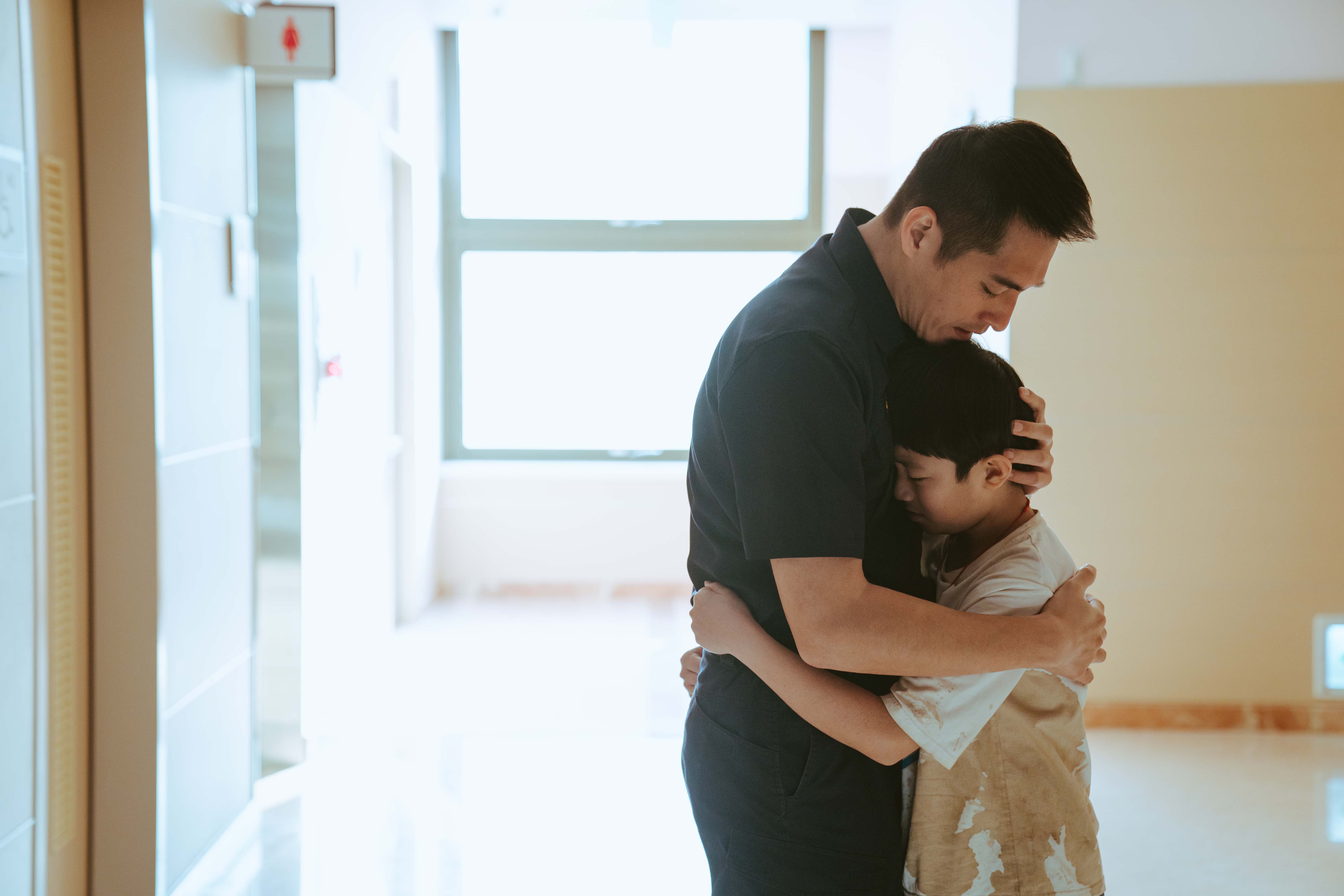 藍正龍新戲展現父子關係。（紅衣小女孩股份有限公司提供）