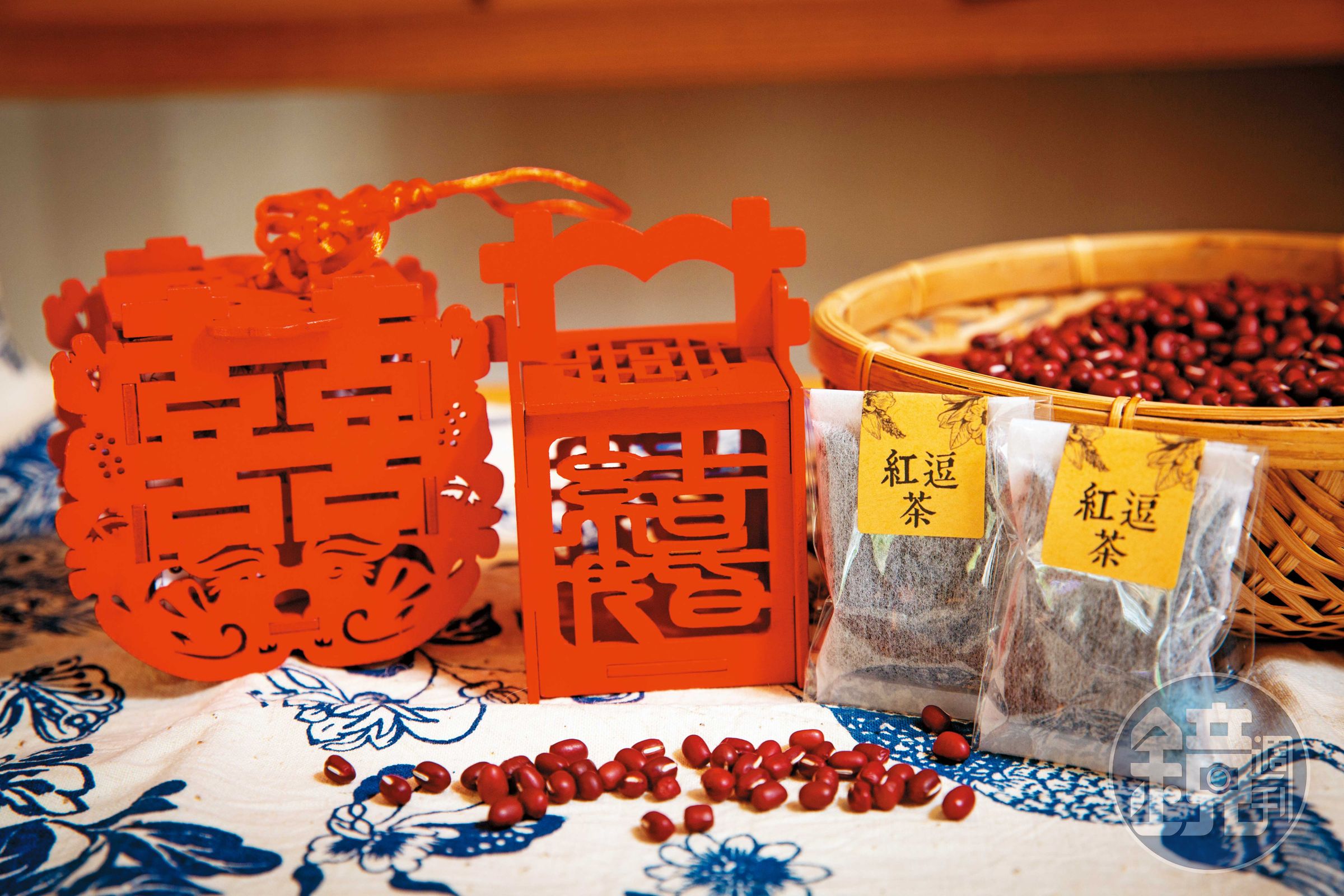 「紅妝逗囍」品牌成立後，營運範圍不只婚禮小物，還擴展到文創商品、伴手禮。（木製提盒一八○元起／組）