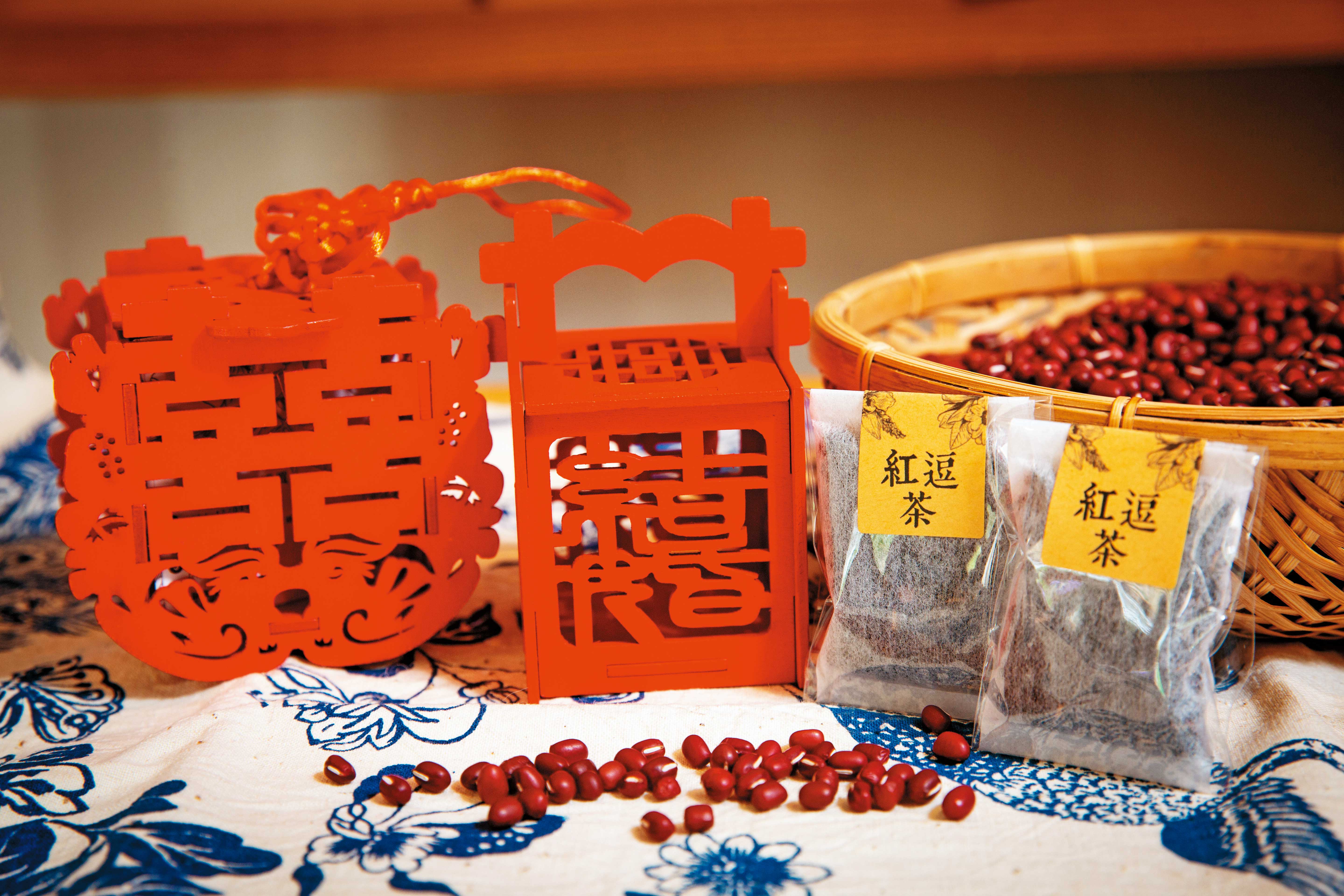 「紅妝逗囍」品牌成立後,營運範圍不只婚禮小物,還擴展到文創商品、伴手禮。(木製提盒一八○元起/組)