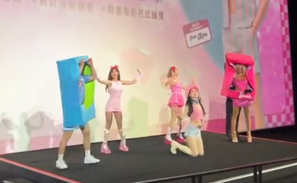 有網友花1,600元參加影城推出「粉紅芭比扮裝派對場」後，傻眼直呼「以為我在看學生社團成發？」（翻攝自Dcard論壇）