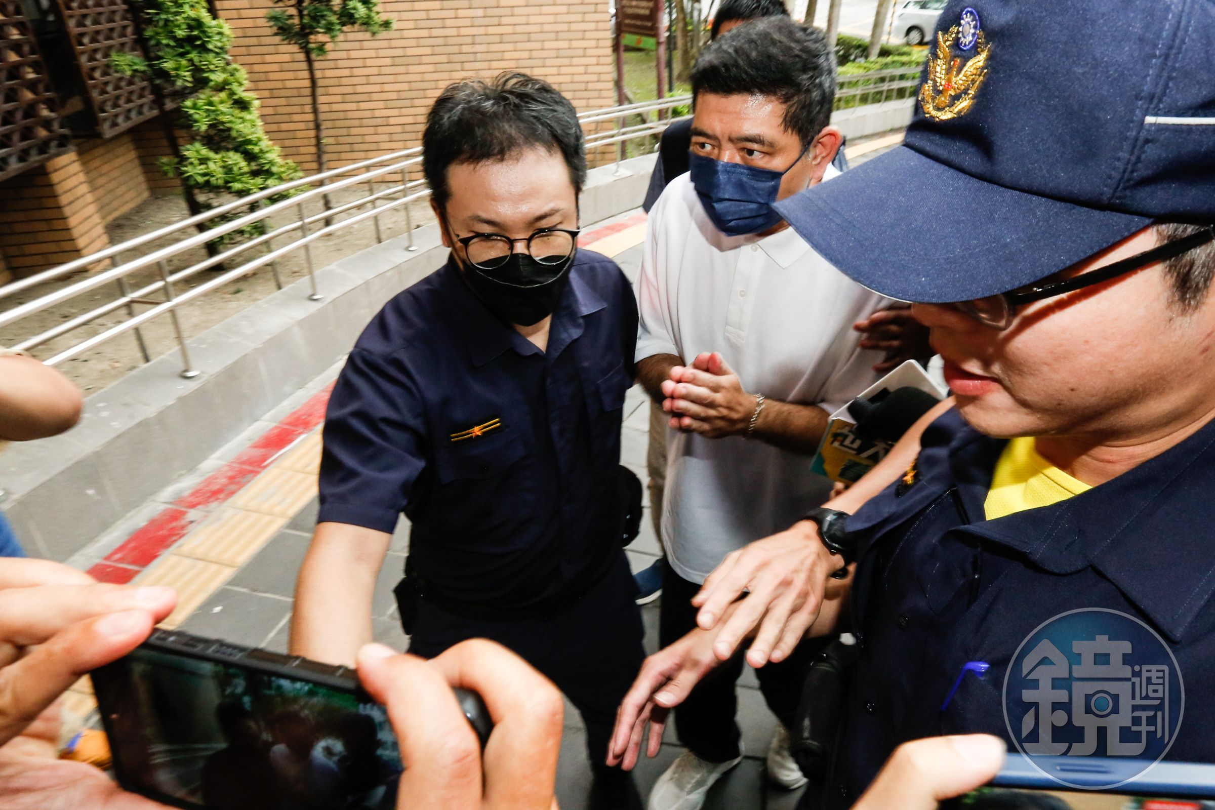 NONO被移送北檢複訊時被大批媒體包圍,他不發一語。