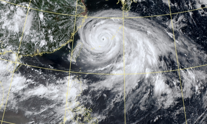 中颱卡努朝台東北方海面逼近，氣象局宣布今天下午5點半發布陸警。（翻攝氣象局官網）